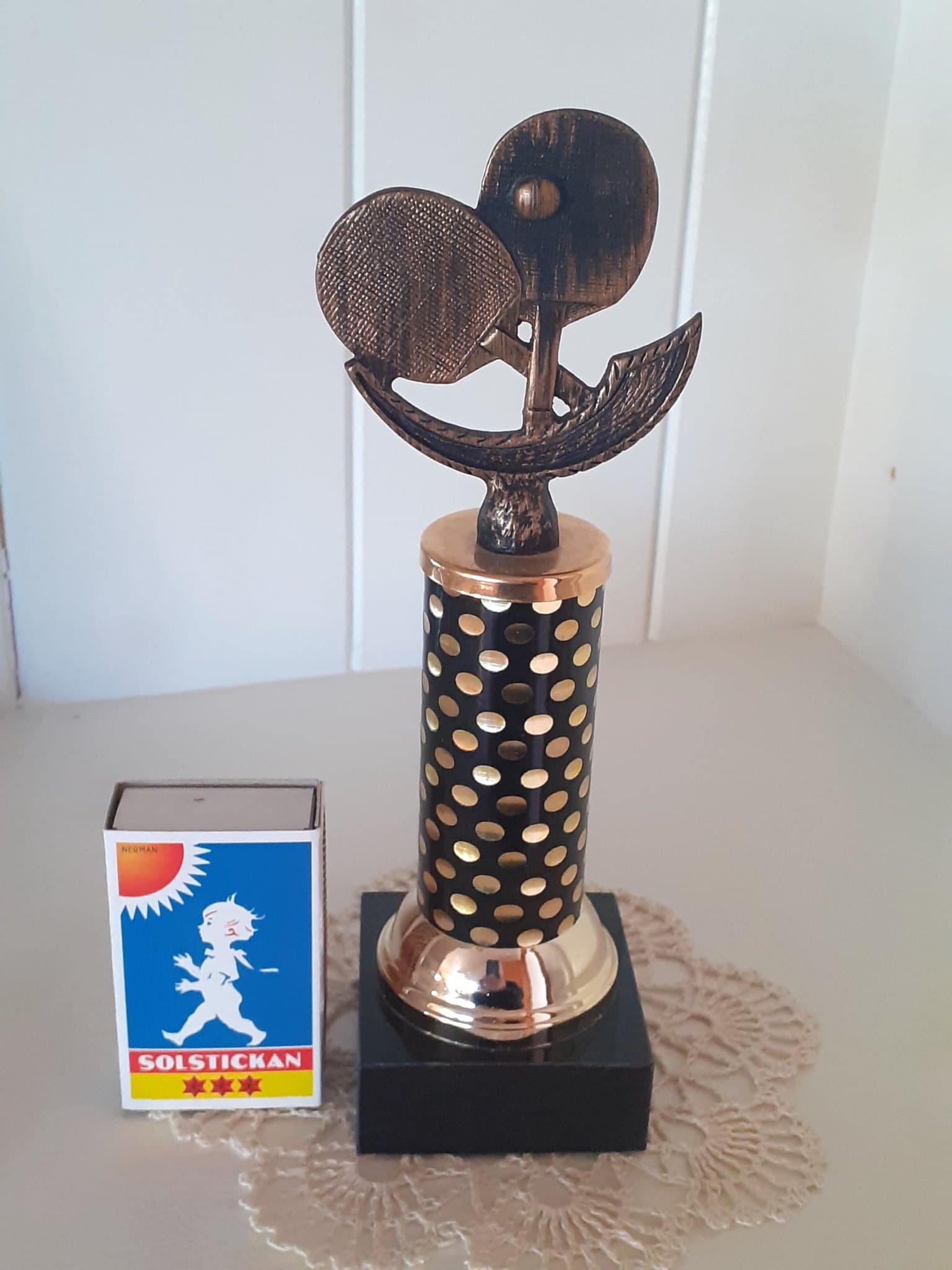 Sportpris - Bordtennis trofé på svart diabas fot