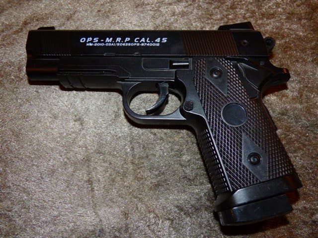 MPK-C9 METALL AIRSOFT PISTOL + 500 st BBS kulor på köpet!