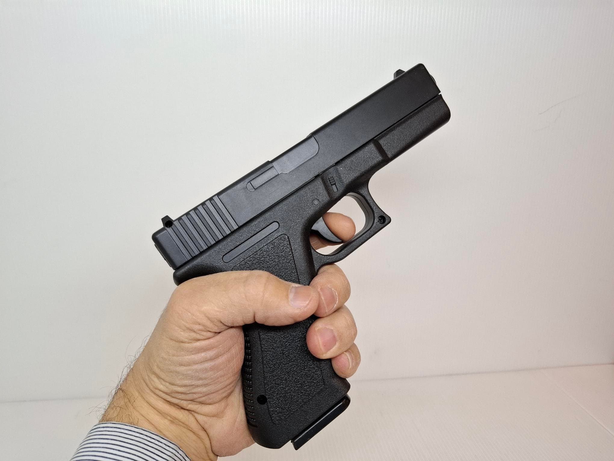 Två Airsoftpistoler från Rayline – Fjäderdrivna +Två Skyddsglasögon, Plast, nya