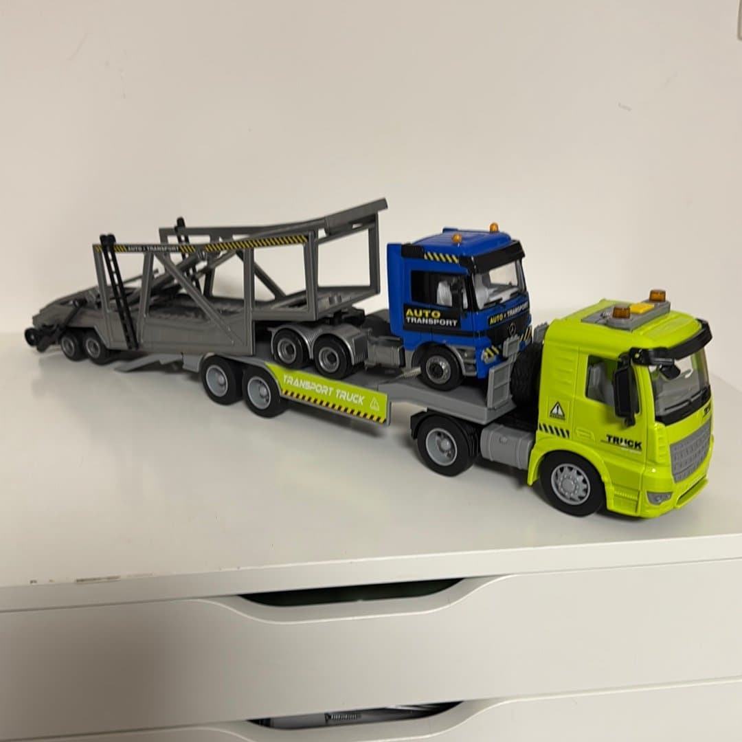 Leksaksbiltransport med två lastbilar