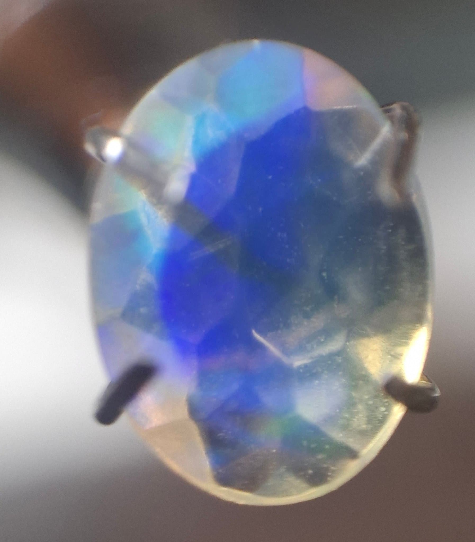 Facettslipad opal 7x5,5 mm / Etiopisk opal / StenVibe: Vackra drömmar