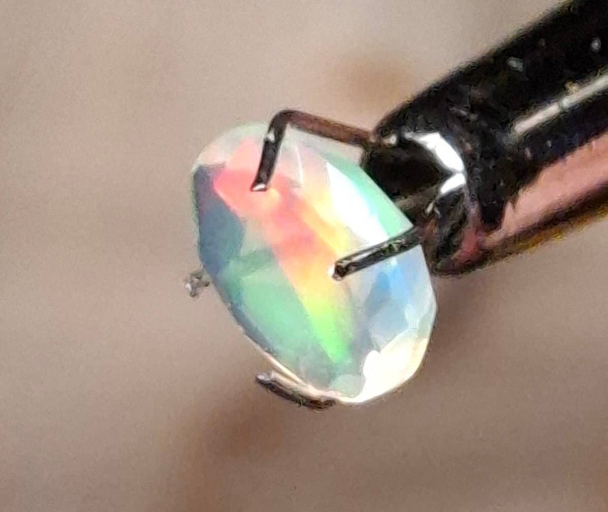 Facettslipad eldopal 7x6 mm / Etiopisk opal / StenVibe: Vackra drömmar