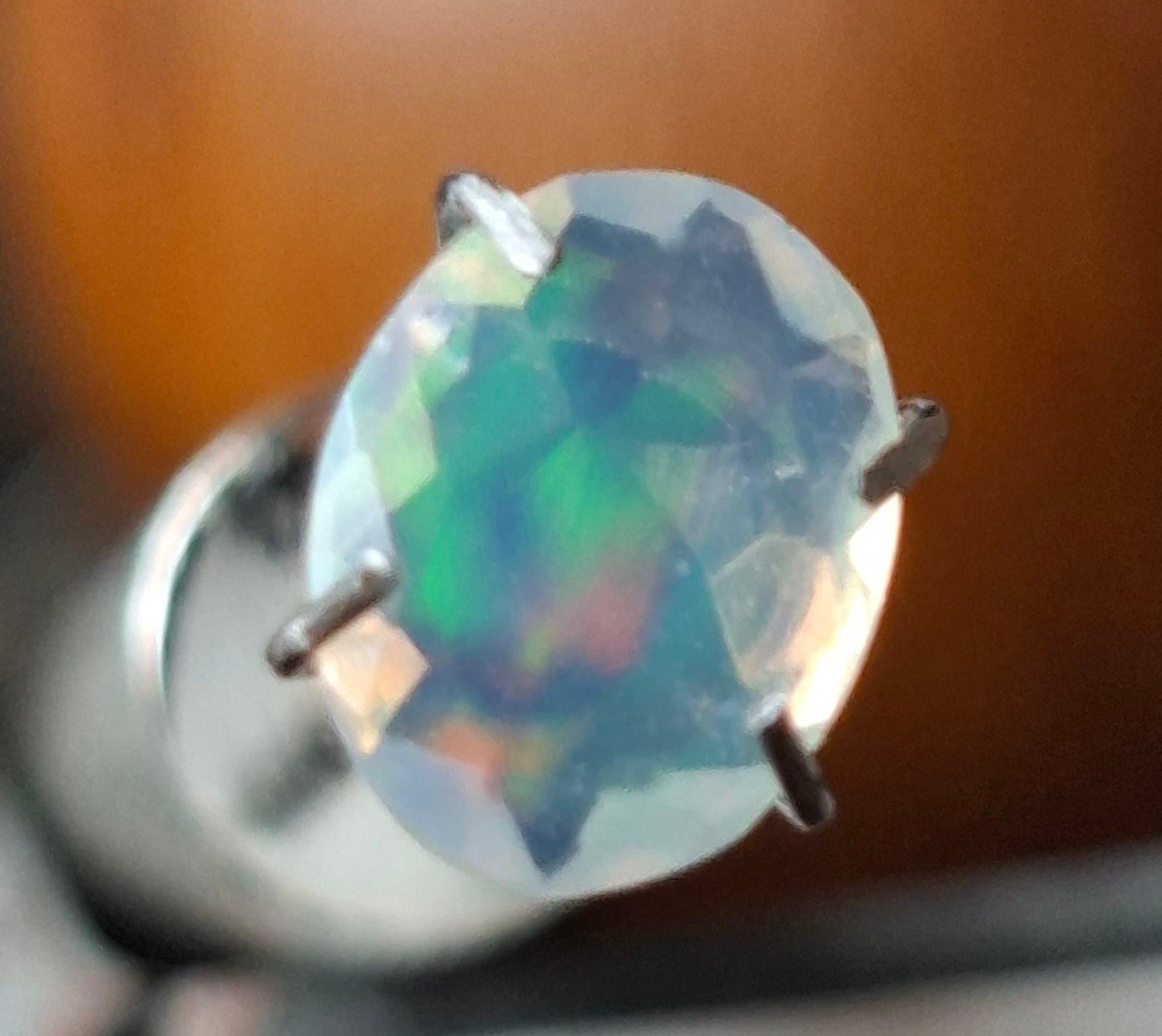 Facettslipad eldopal 7x6 mm / Etiopisk opal / StenVibe: Vackra drömmar