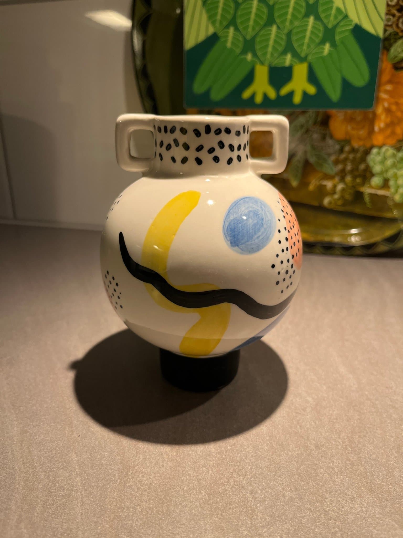 Färgglad liten vas med handtag från Hemtex