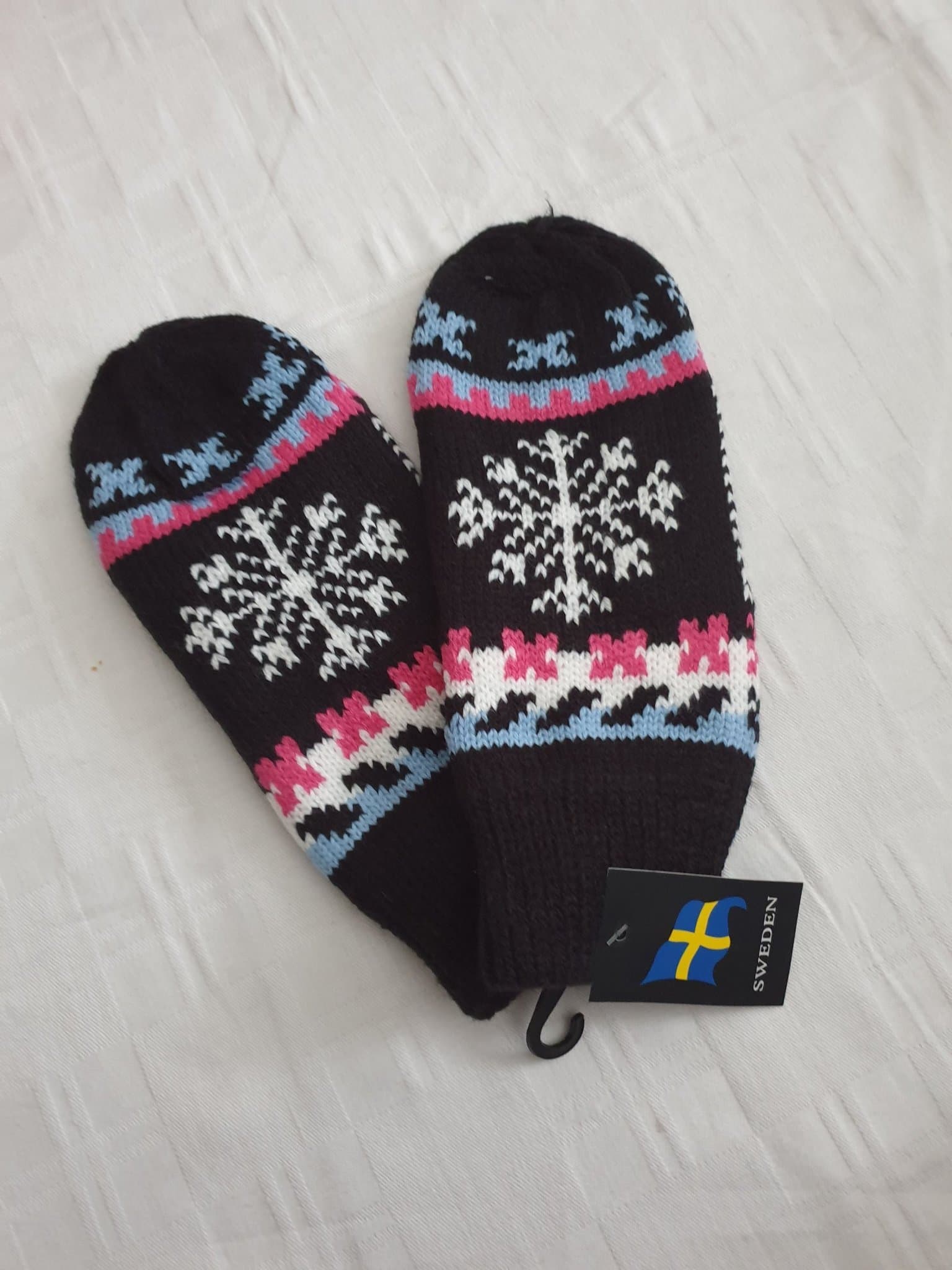 Christel Sweden design, gråa vantar med snöflingor mönster, one size