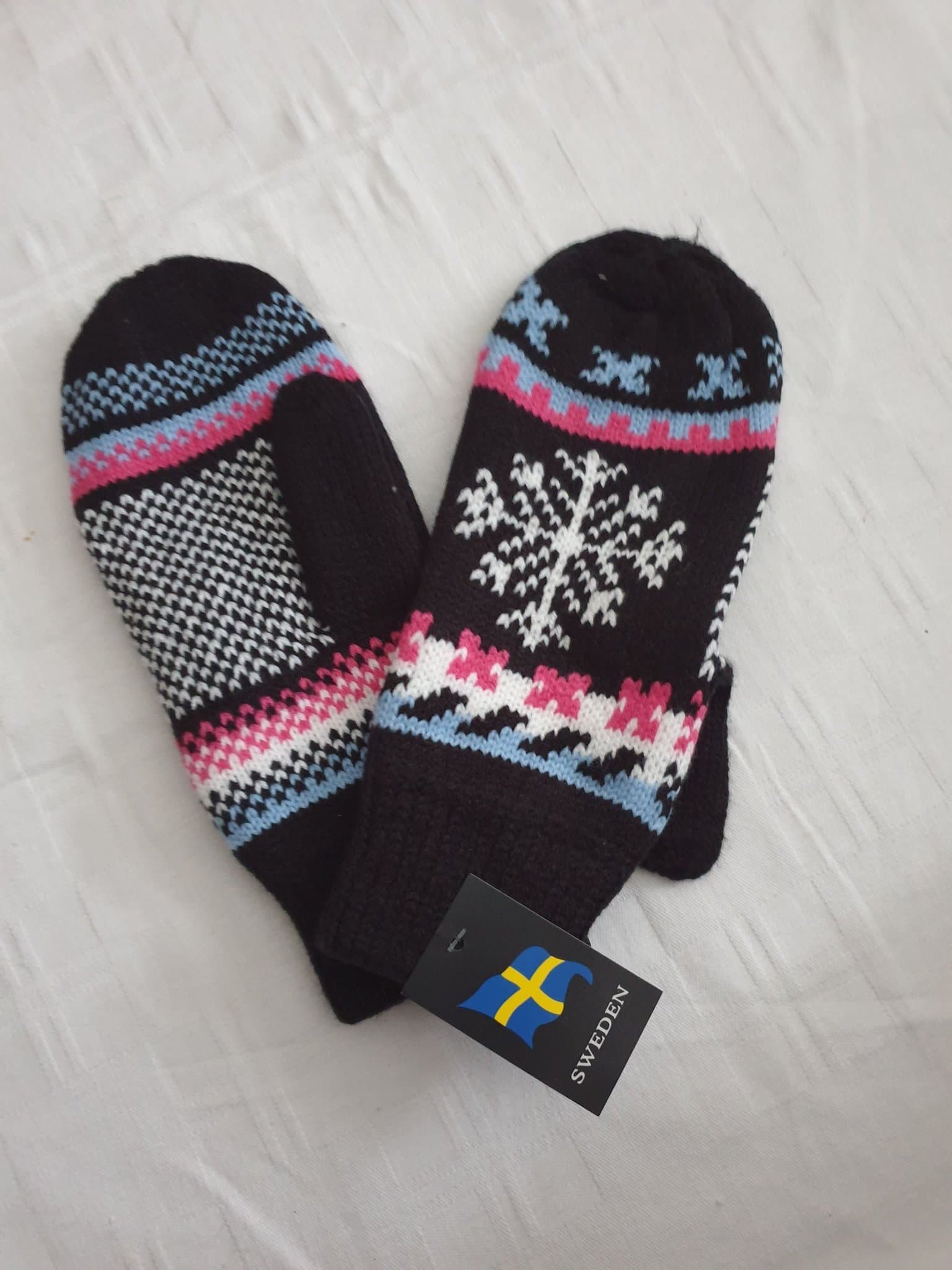 Christel Sweden design, gråa vantar med snöflingor mönster, one size