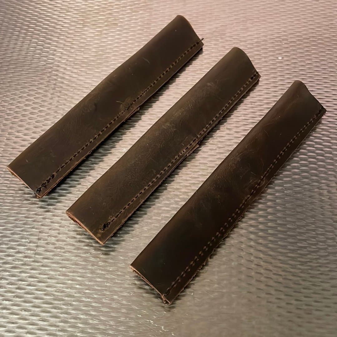 Sporrskydd brunt läder ett par+en som reserv