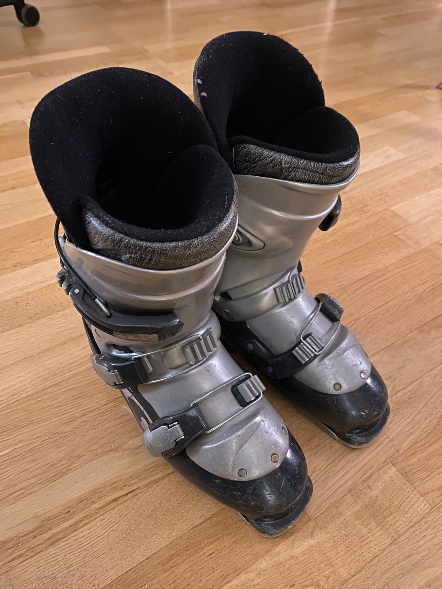 Salomon slalompjäxor i storlek 26,5 motsvarande 40,5-41