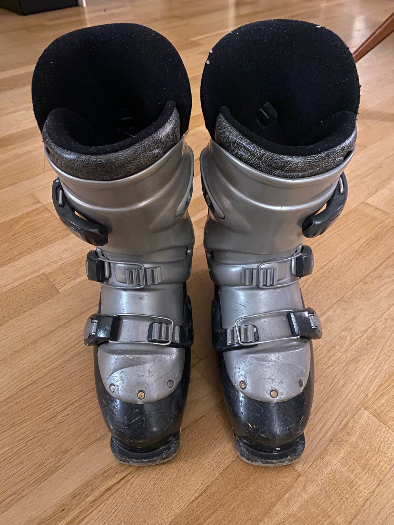 Salomon slalompjäxor i storlek 26,5 motsvarande 40,5-41