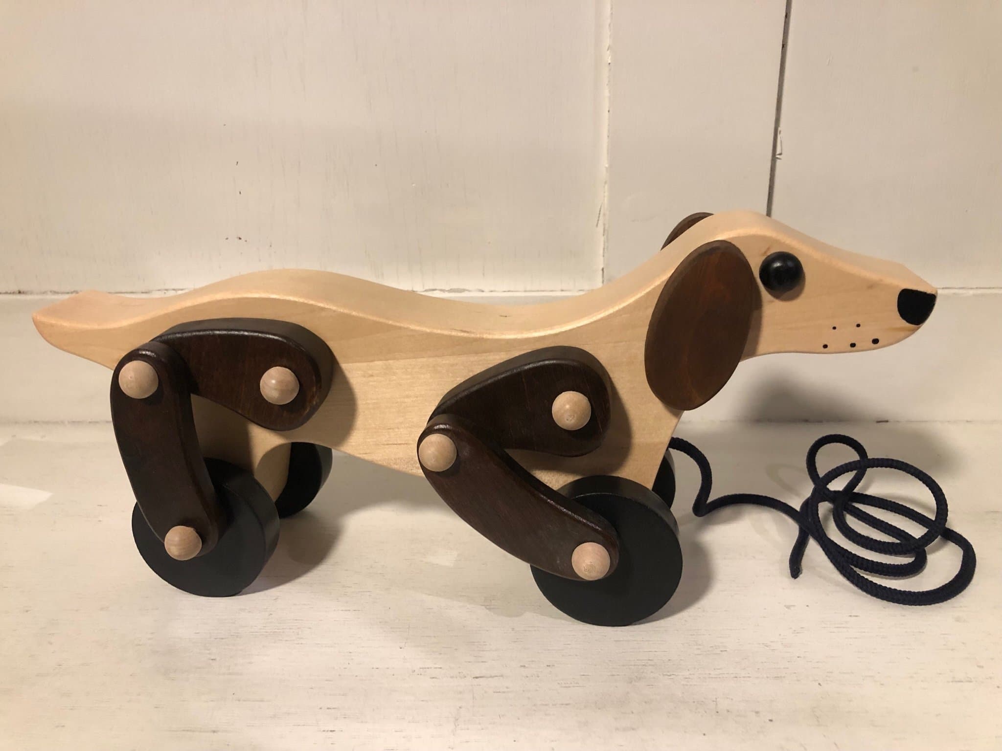 Trähund dragleksak på hjul