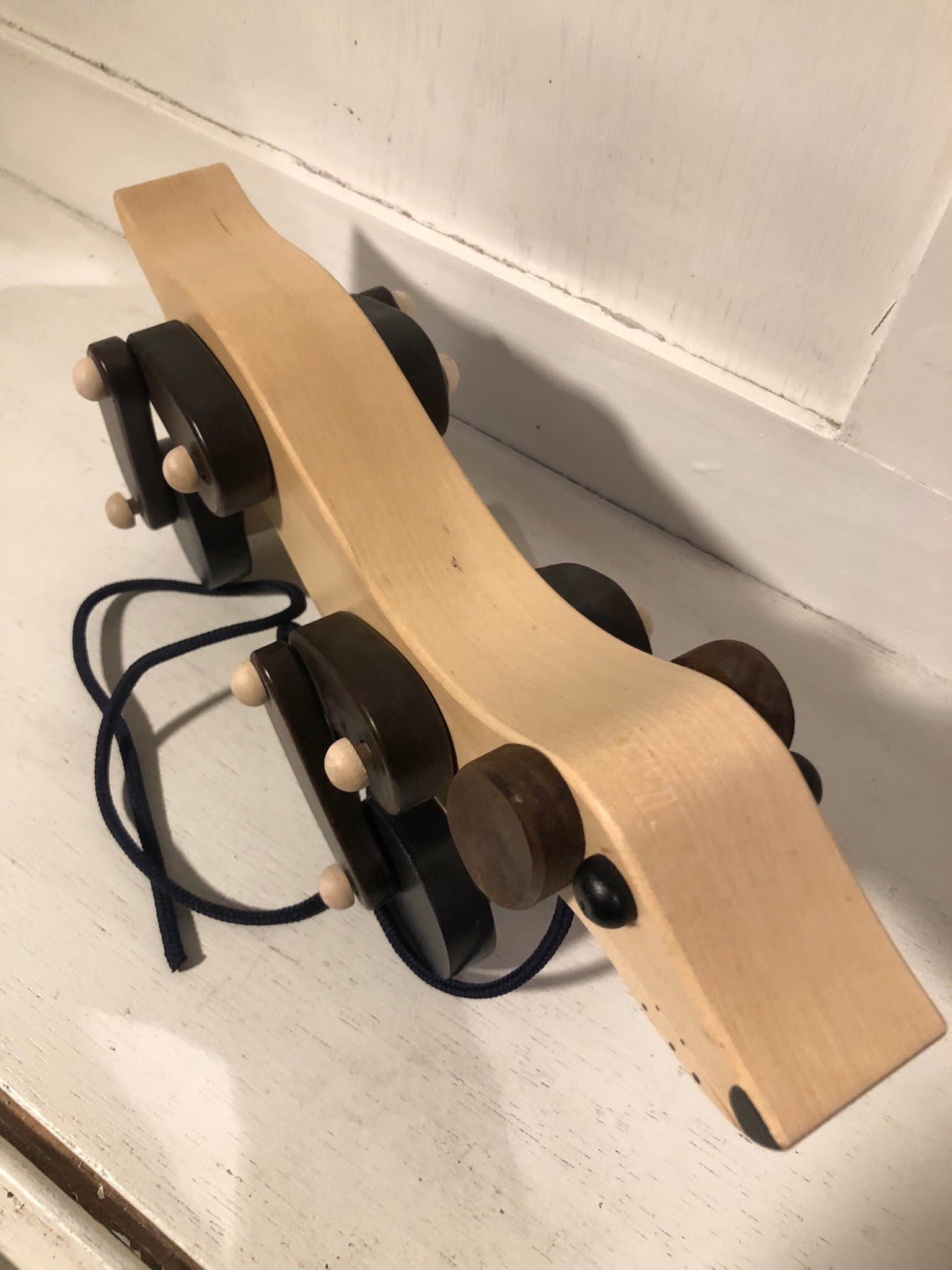 Trähund dragleksak på hjul