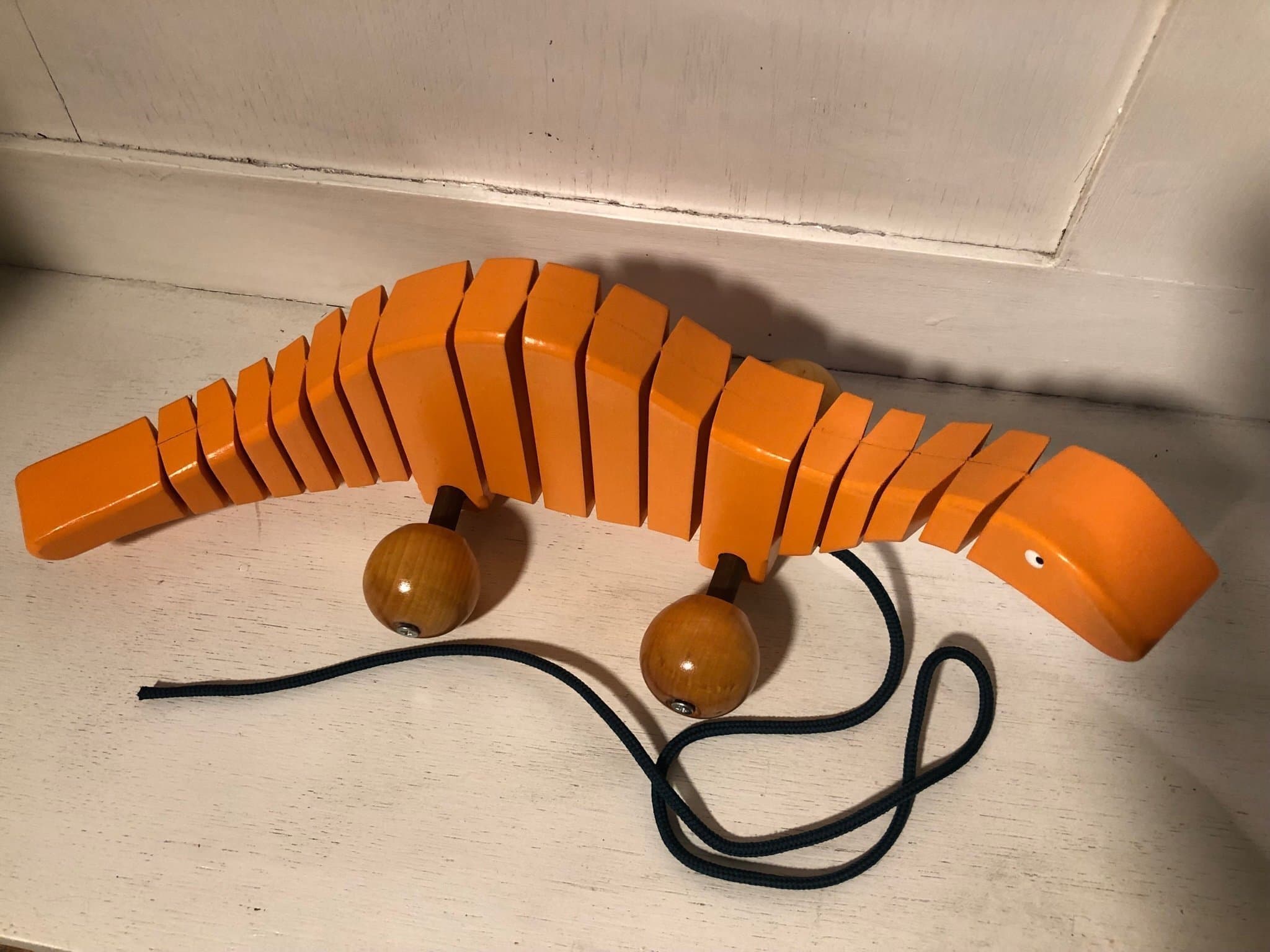 Trä dragleksak orange dinosaurie