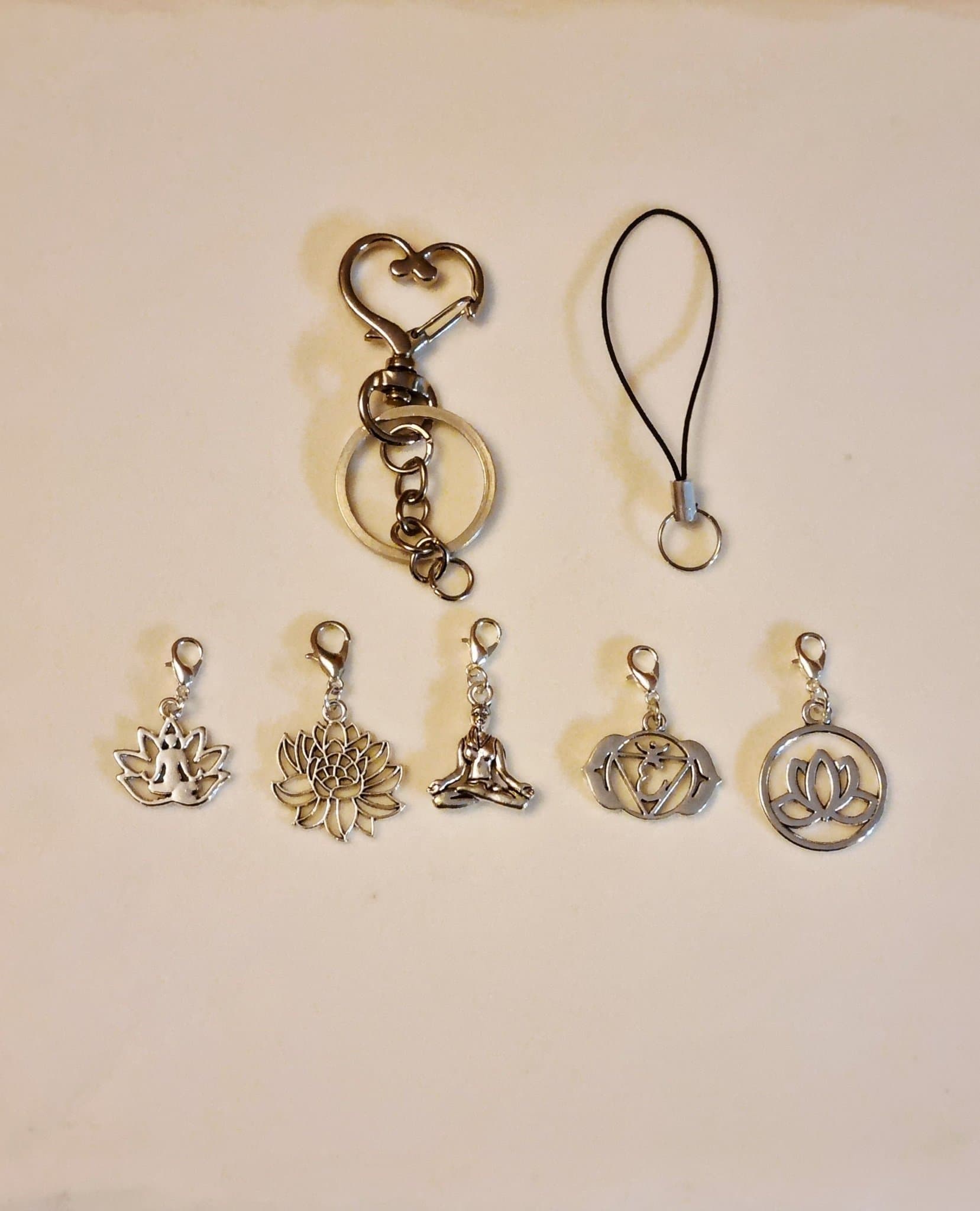 Buddhist/yoga: nyckelring, telefon strap till mobilsmycke och 5st hänge