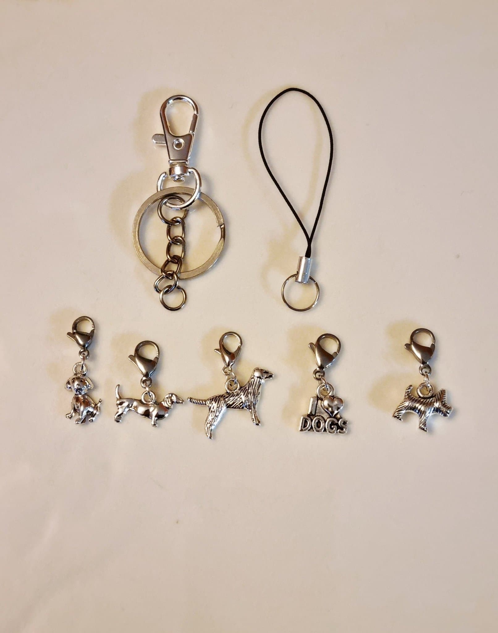 Hund: nyckelring, telefon strap till mobilsmycke och 5st hänge