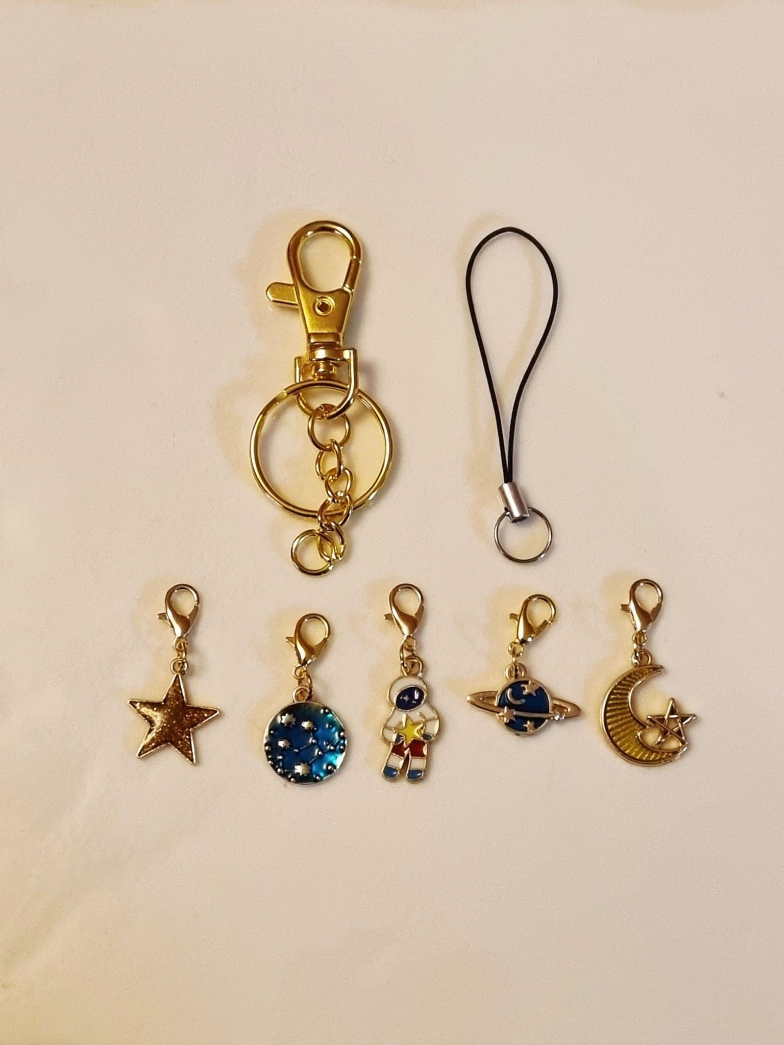 Rymden: nyckelring, telefon strap till mobilsmycke och 5st hänge