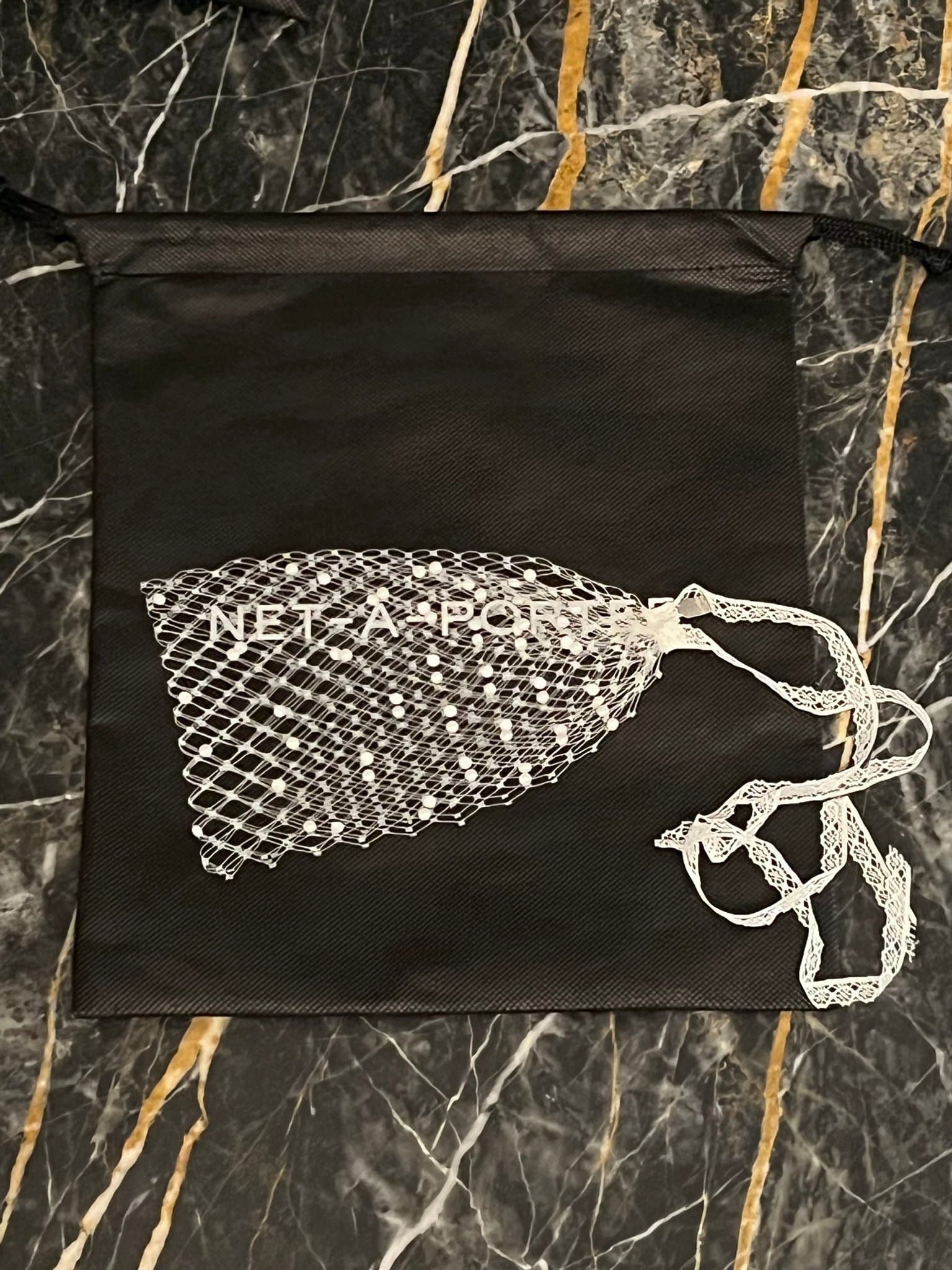 Otroligt fin mindre slöja med pärldetaljer från Gigi Burris