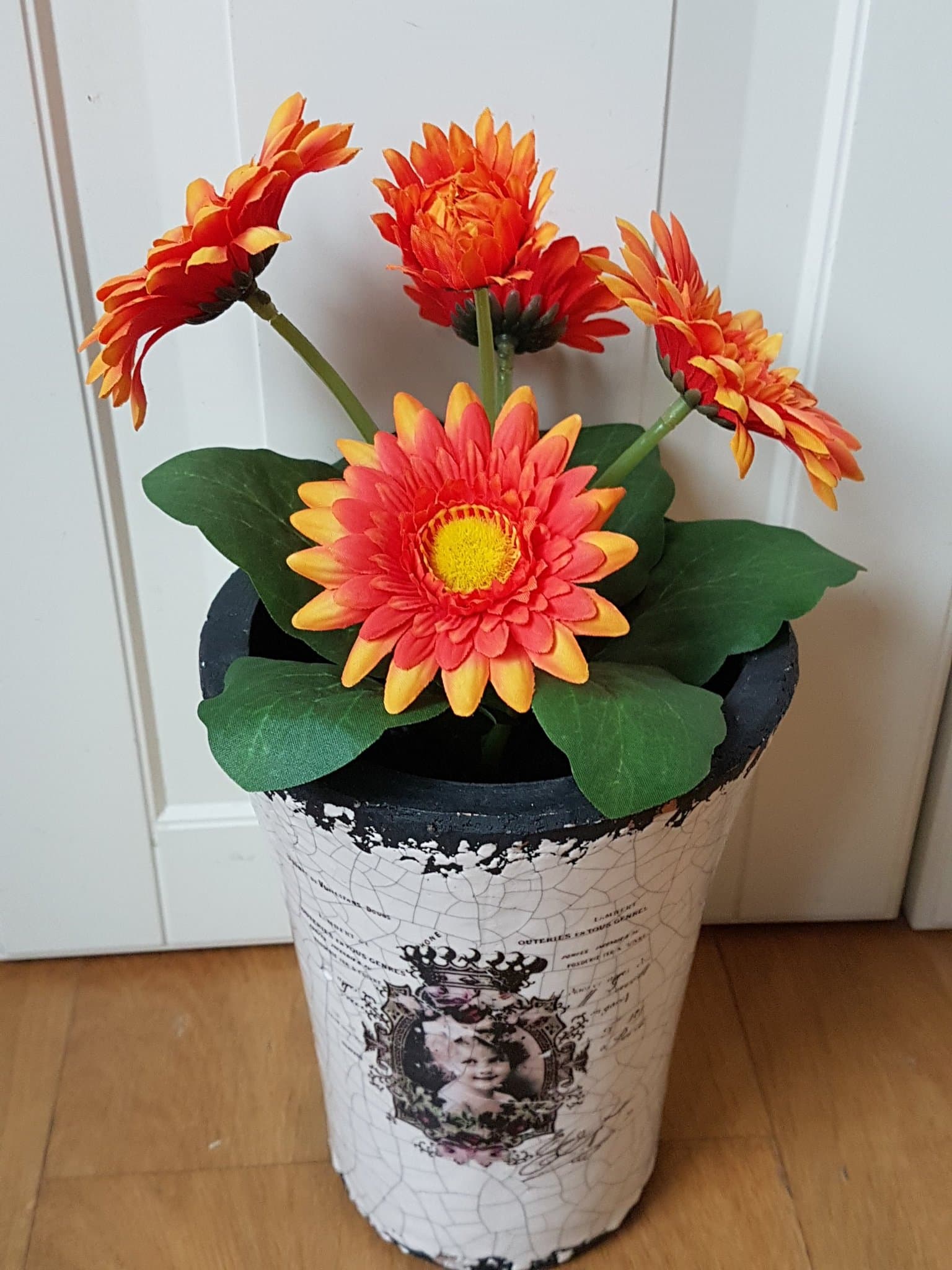Konstgjord Gerbera i dekorativ kruka