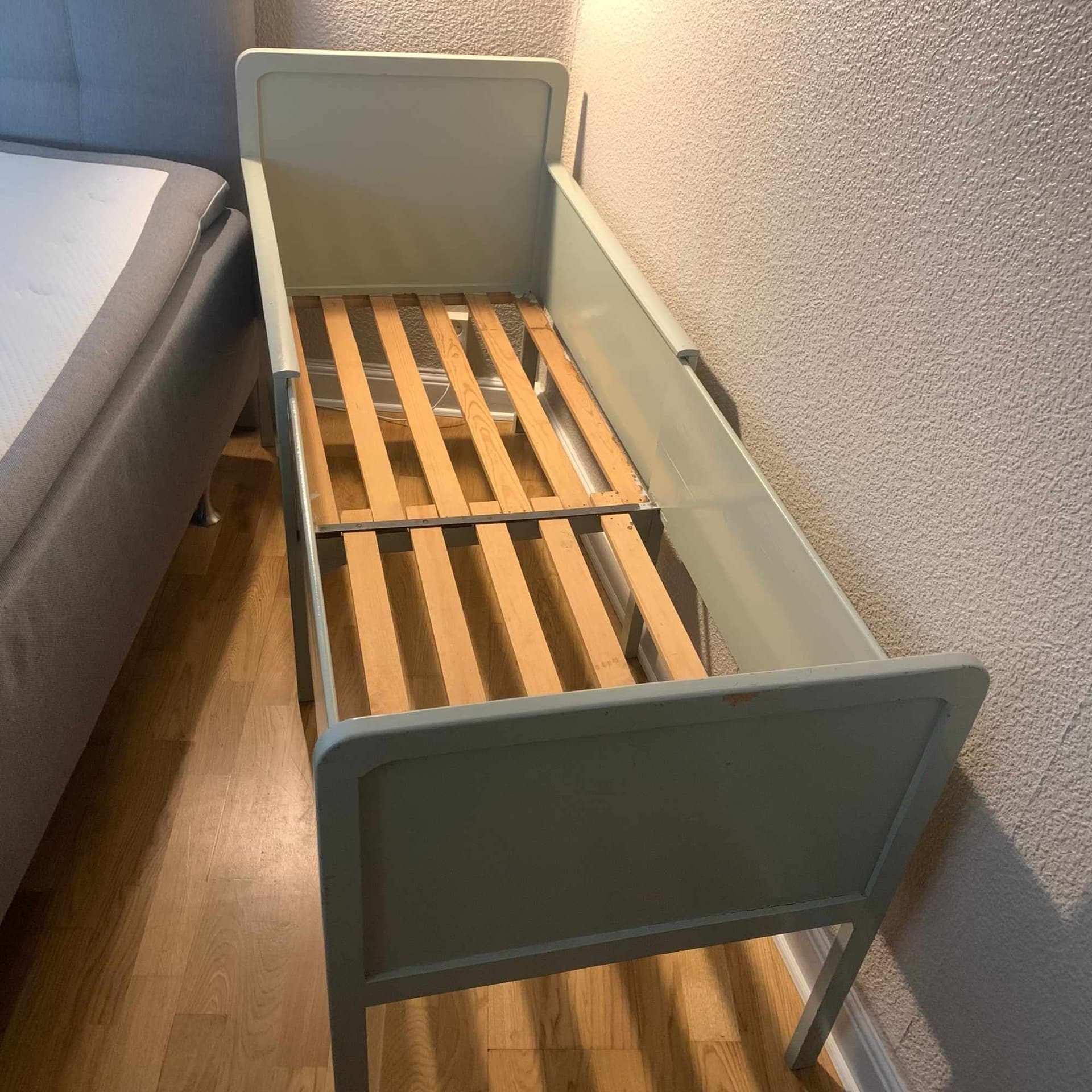 Grön barnsäng, utdragssäng, L: ca 150 cm B: ca 57 cm som smalaste delen