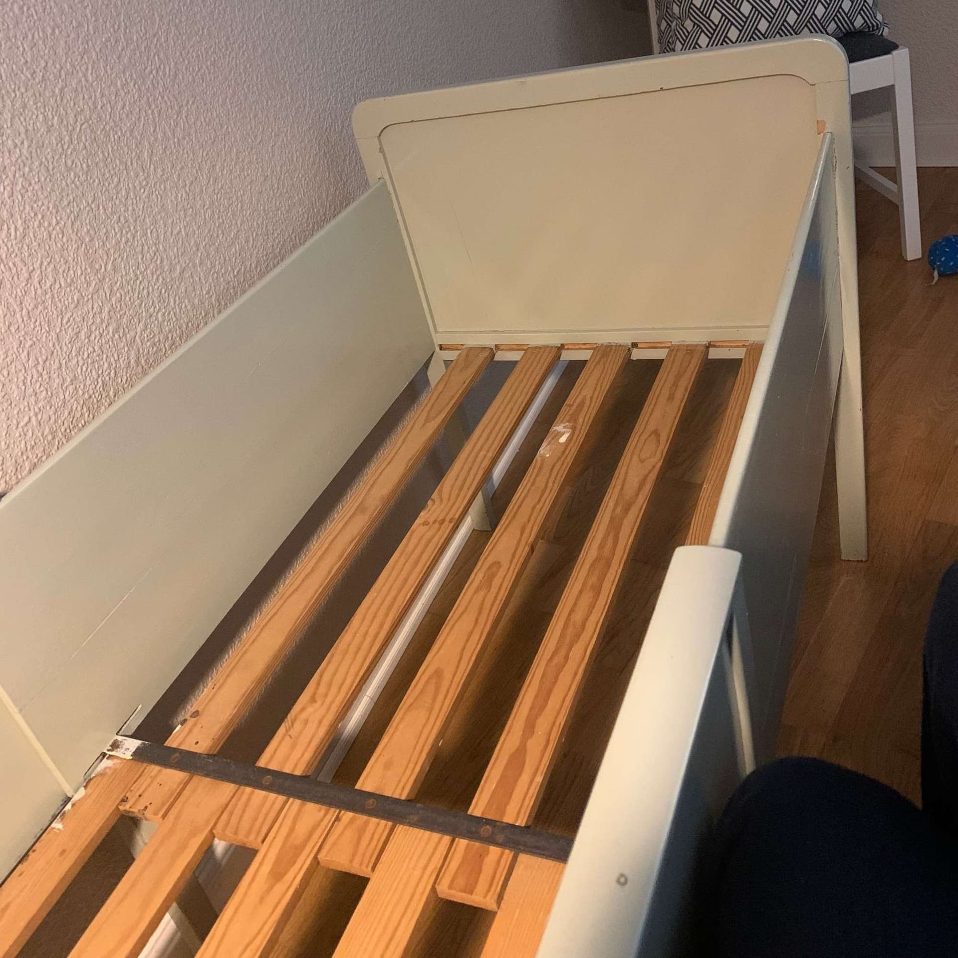 Grön barnsäng, utdragssäng, L: ca 150 cm B: ca 57 cm som smalaste delen