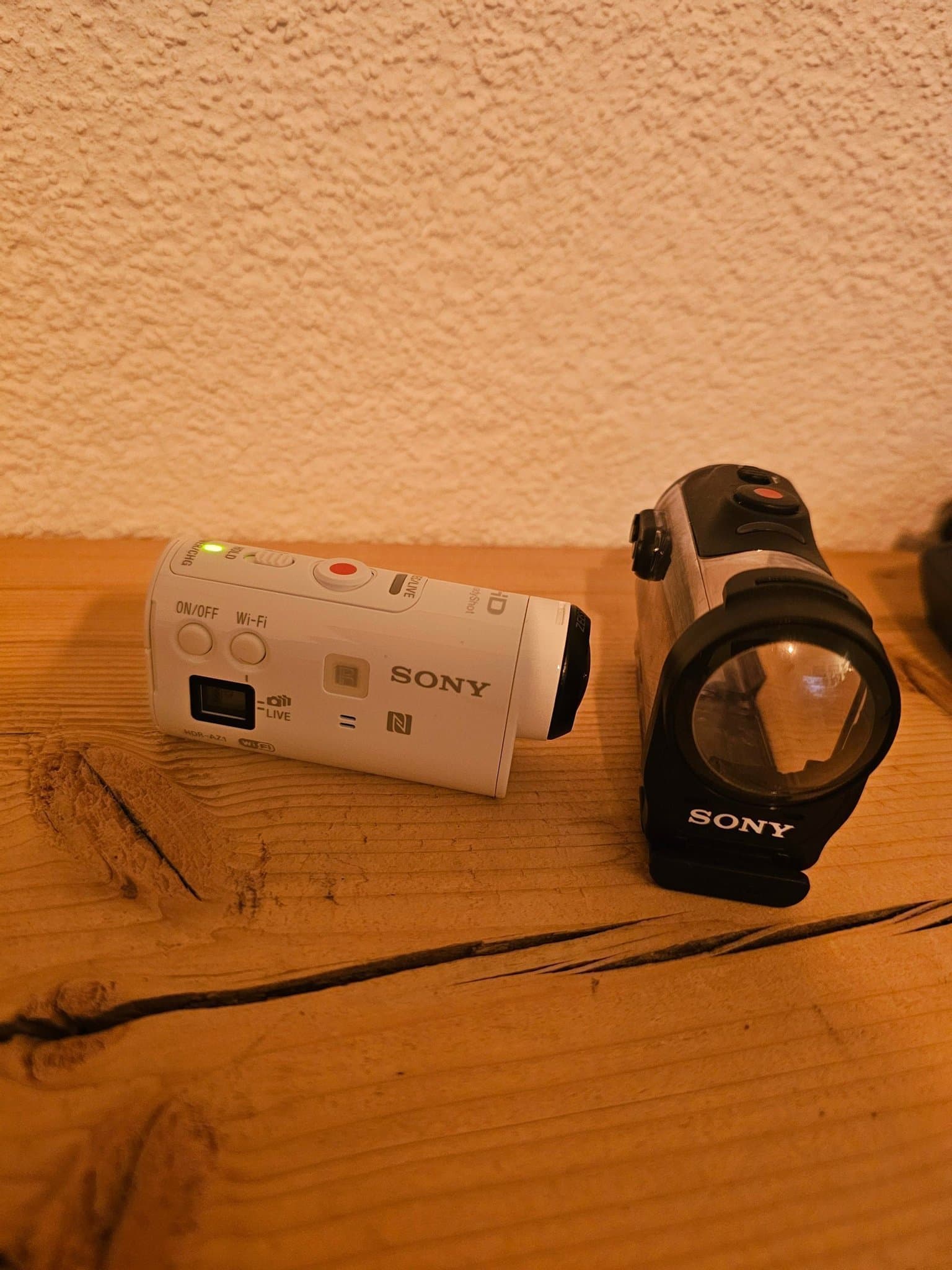 Sony HDR-AZ1VR Vattentät Actionkamera Mini med RM-LVR2V Live View-fjärrkontroll