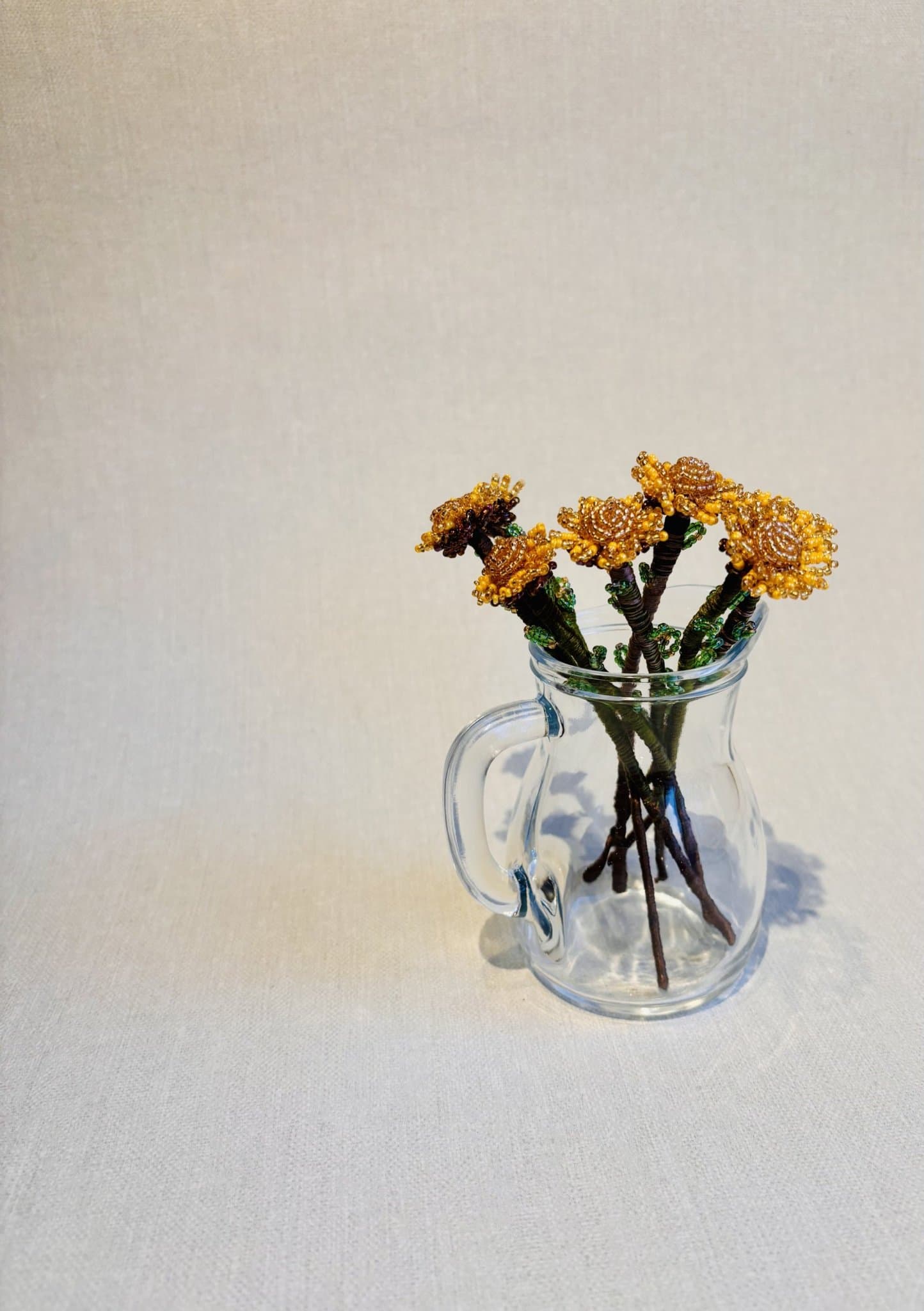 Handgjorda pärlblommor – Tussilago i glaspärlor – Exklusiv & unik dekoration