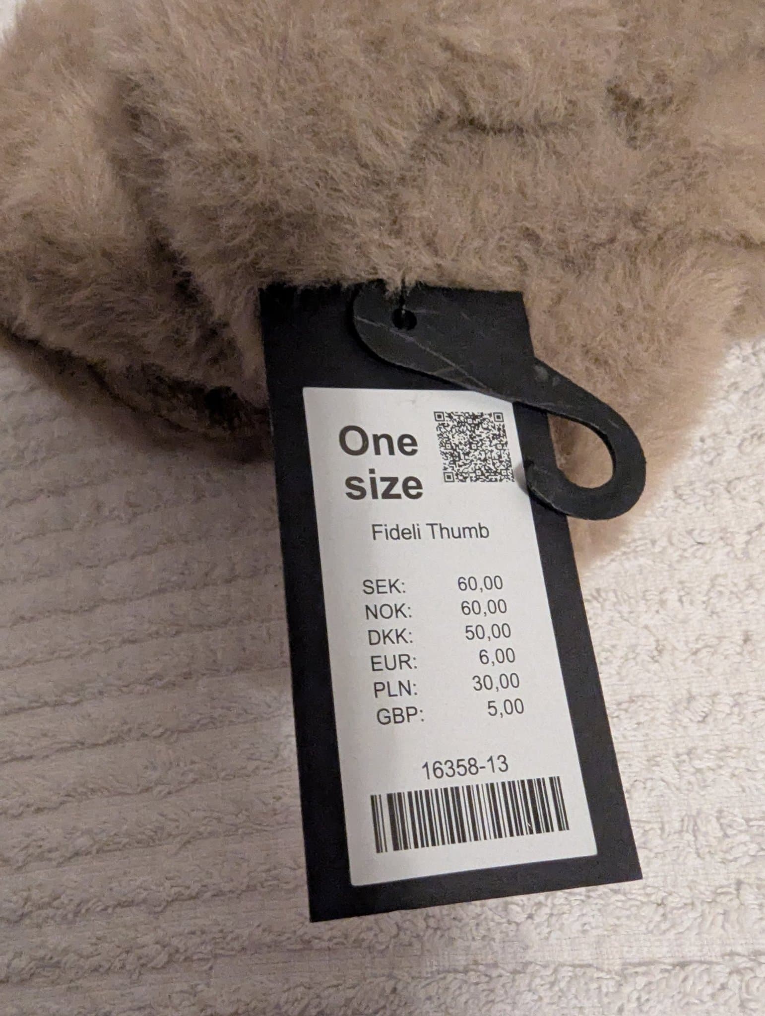 Nya vantar Fideli thumb i färgen beige och i storlek one size