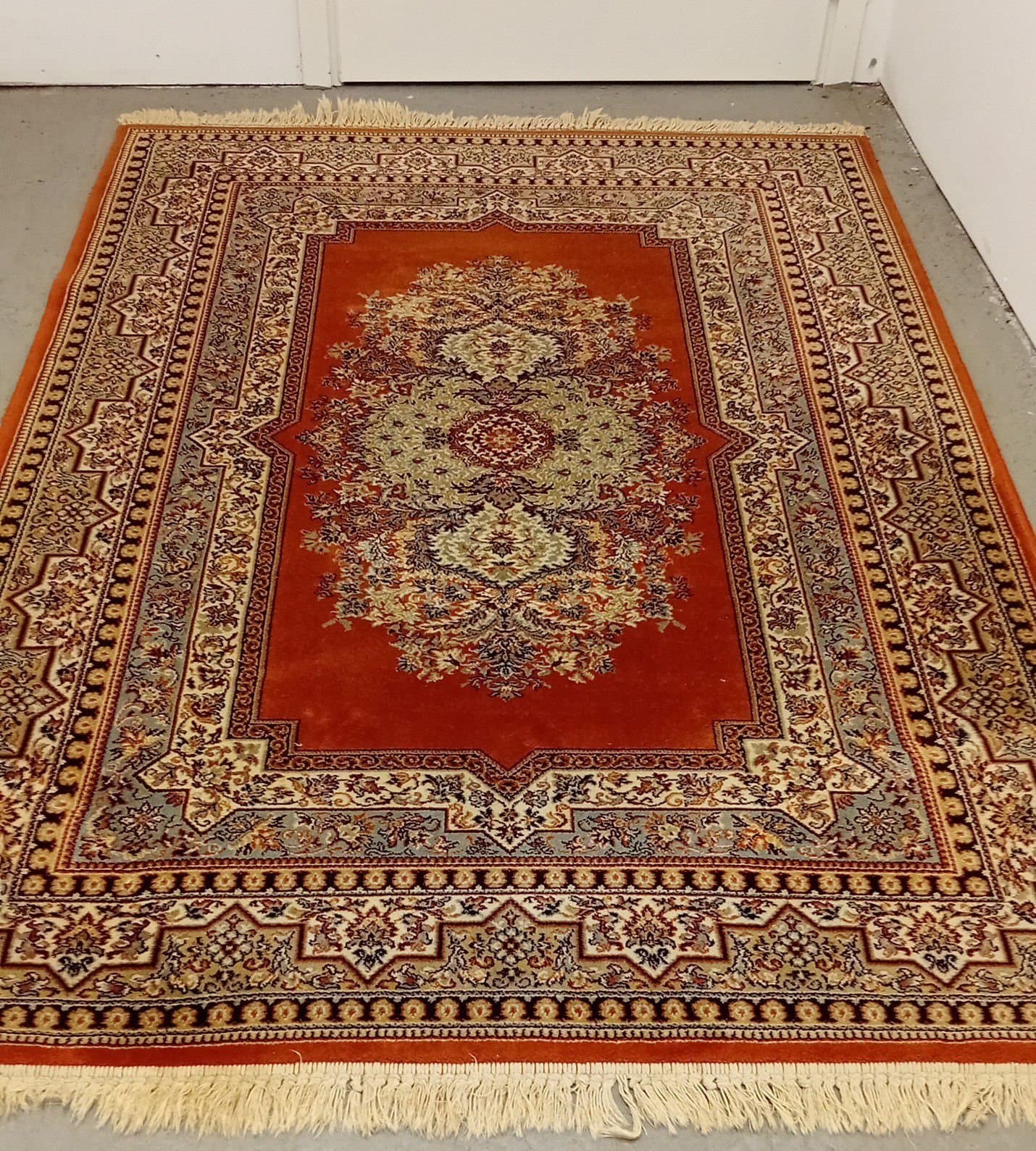 Röd ullmatta med orientaliskt mönster 140×200r
