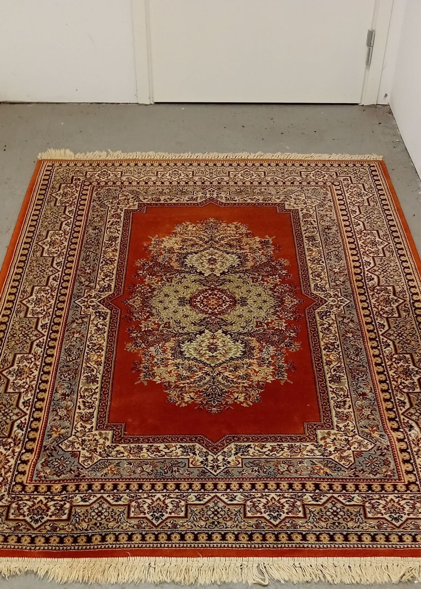 Röd ullmatta med orientaliskt mönster 140×200r