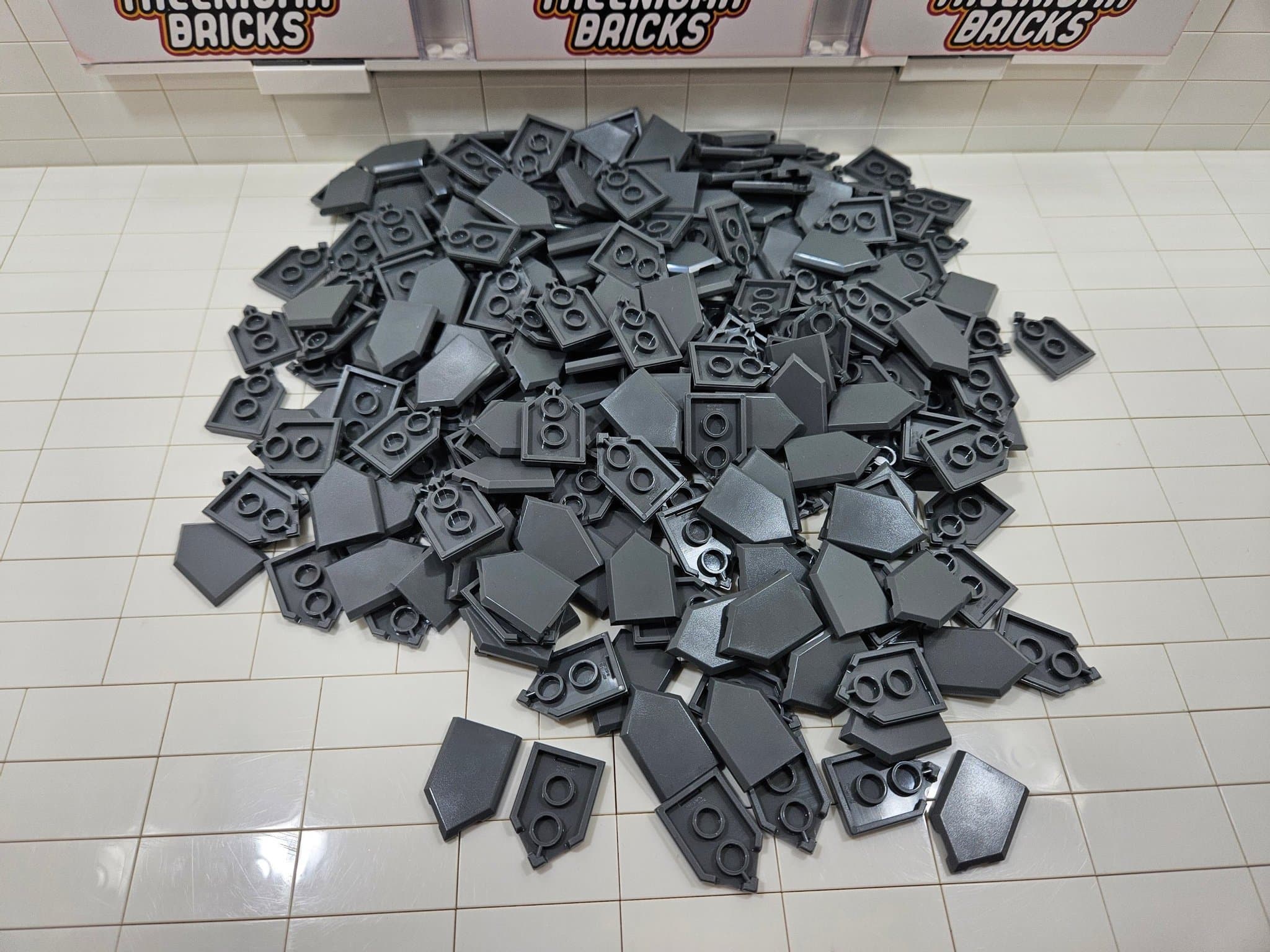 *NYTT* LEGO Flat Tile 2x3 with Angle | Dark Stone Grey | 250st | 6335316 35341