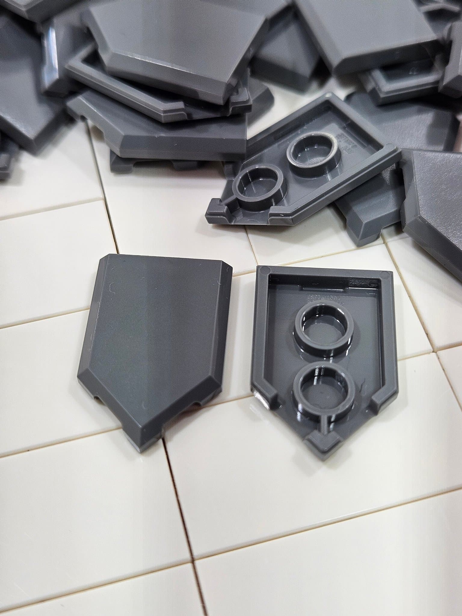 *NYTT* LEGO Flat Tile 2x3 with Angle | Dark Stone Grey | 250st | 6335316 35341