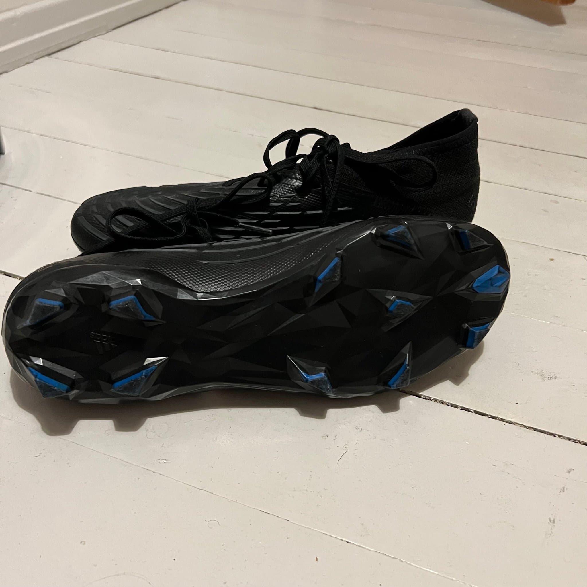Adidas Predator fotbollsskor i svart, storlek 43 1/3