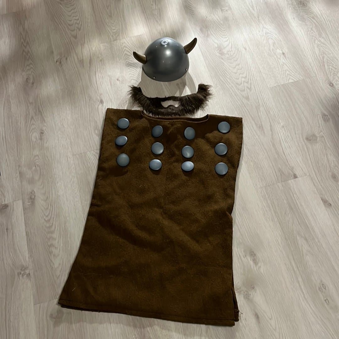 Vikingadräkt med hjälm och skägg viking utklädnad rollek stl ca 110/116-122/128