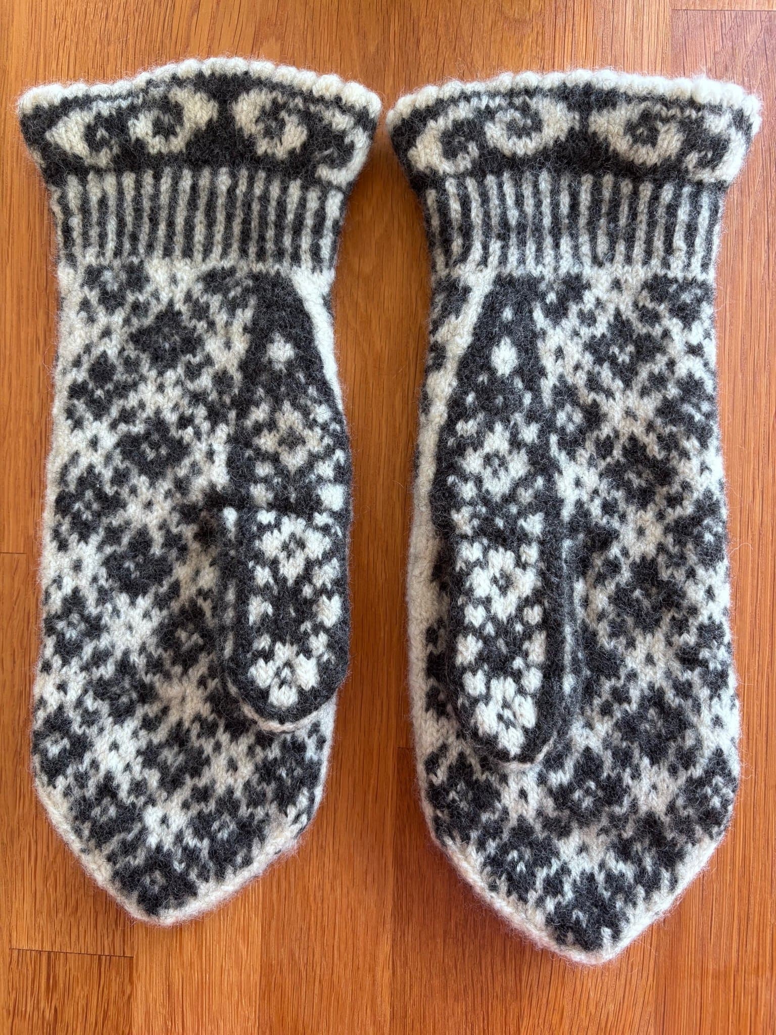 Nya Ullvantar Handstickade