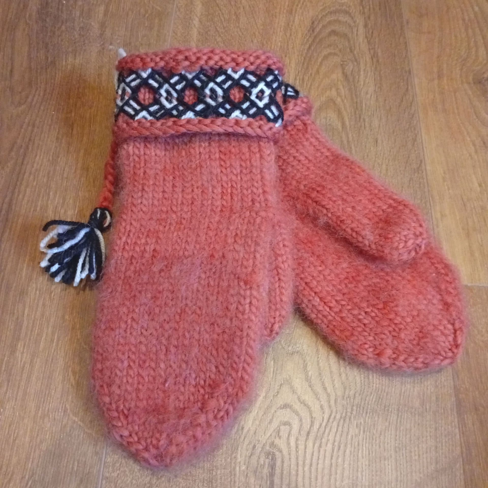 Handstickade lovikka vantar