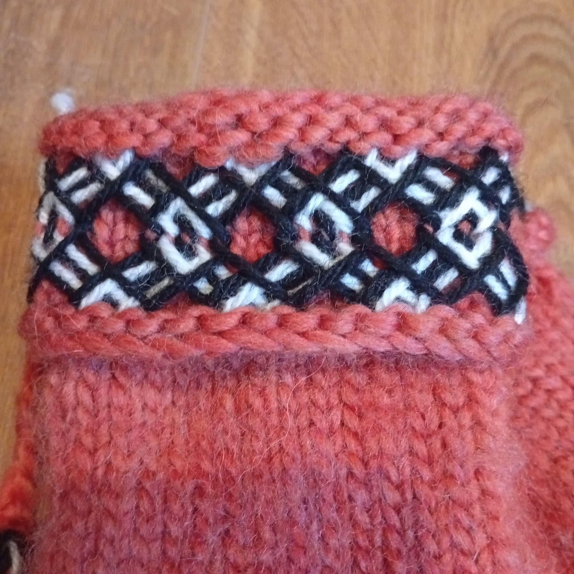 Handstickade lovikka vantar