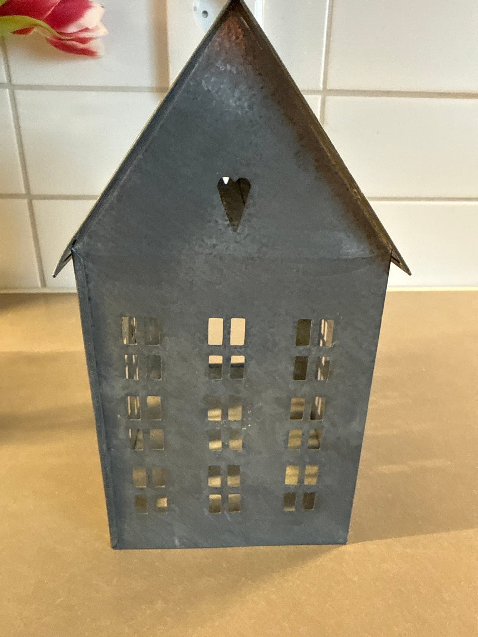 Walter & co, Ljuslykta i form av ett hus