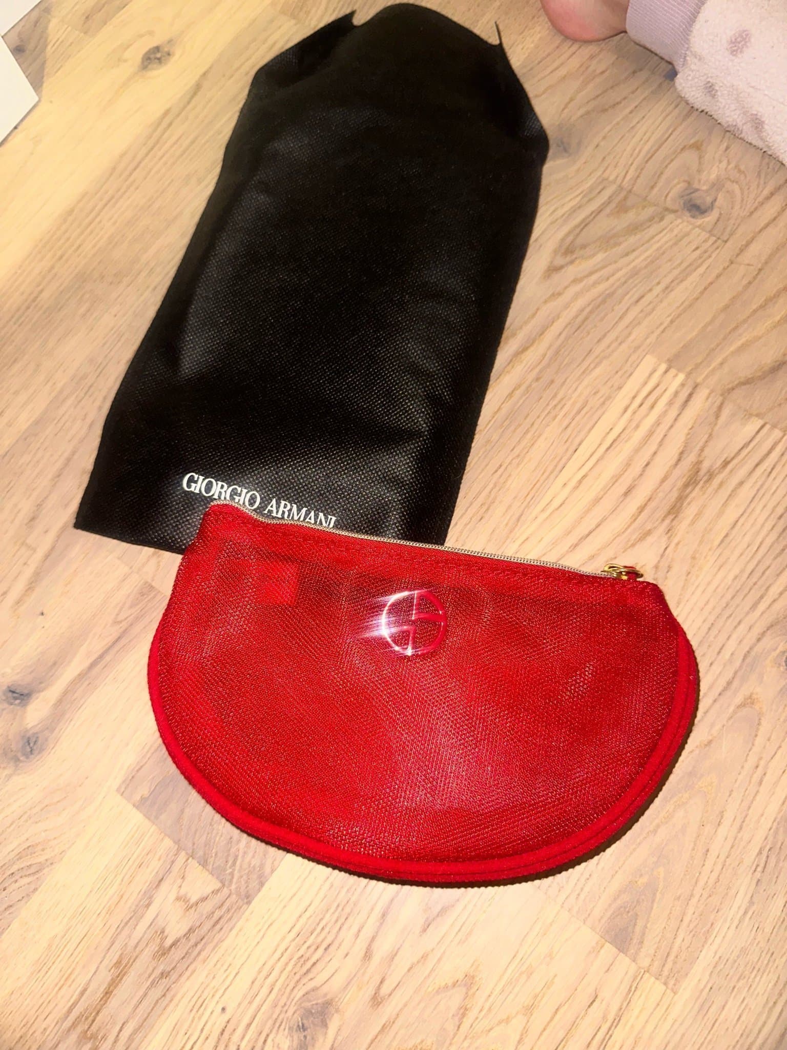 Giorgio Armani röd sminkväska