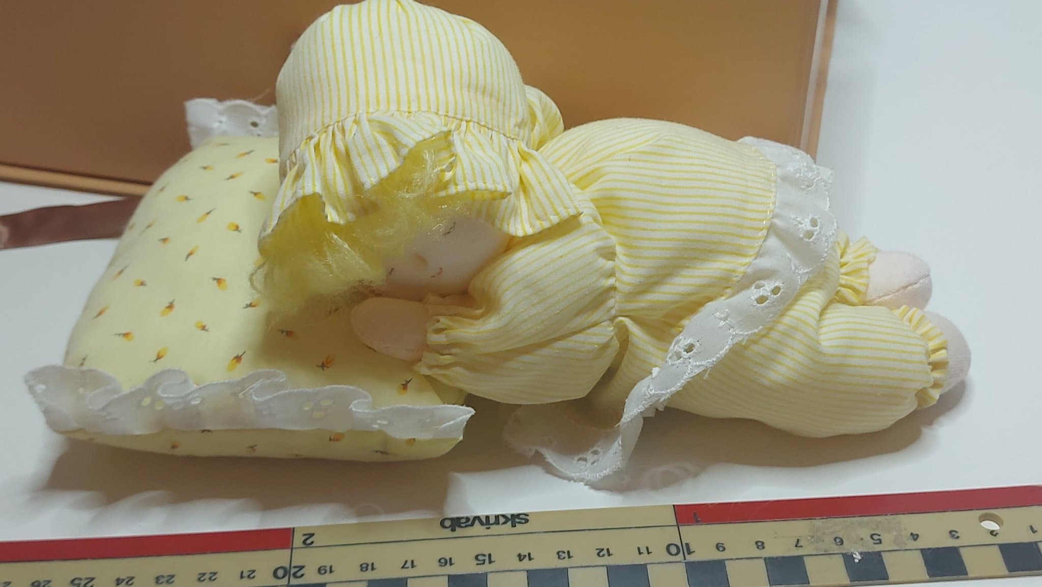 Flattered Stockholm Musikdocka Speldosa Baby Docka i Presentask