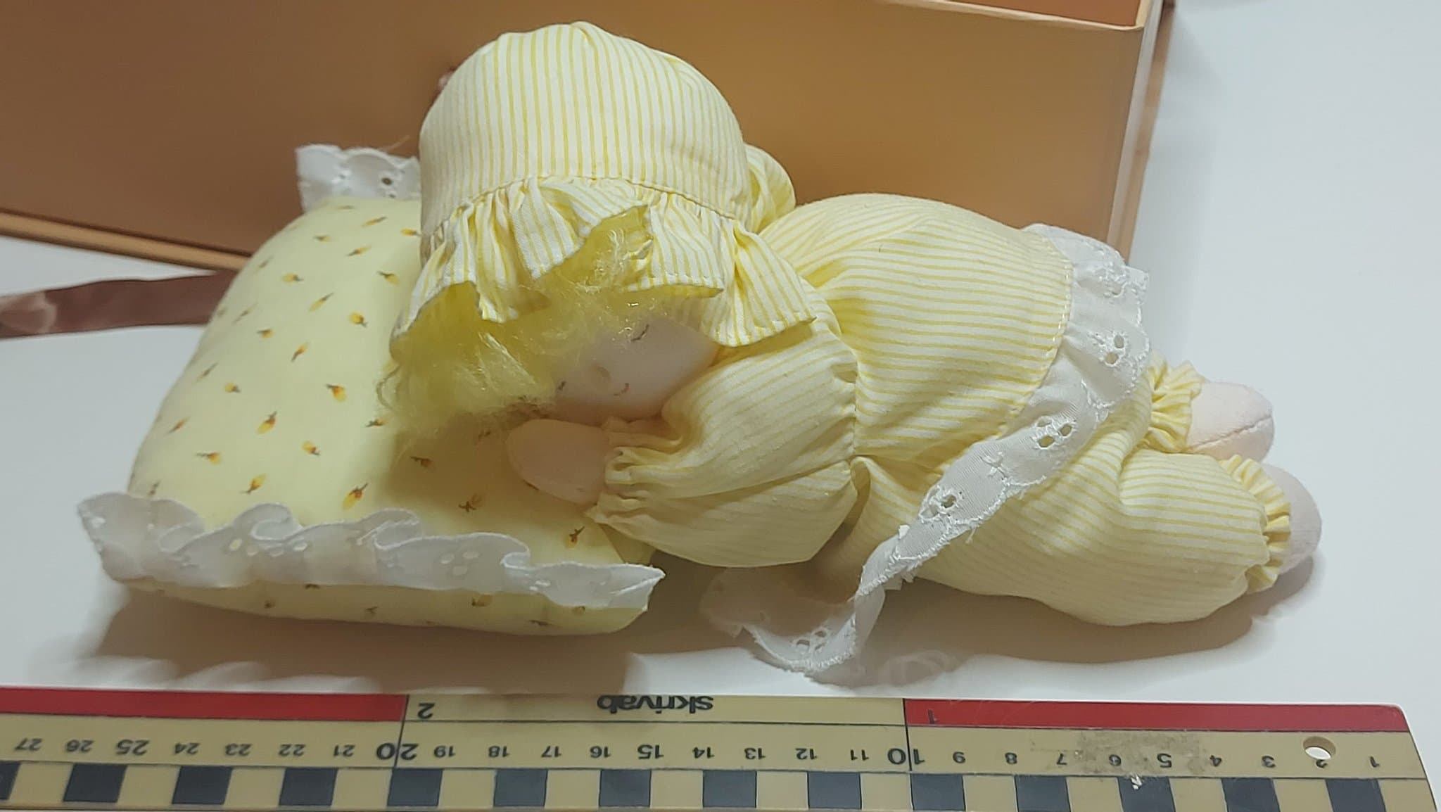 Flattered Stockholm Musikdocka Speldosa Baby Docka i Presentask