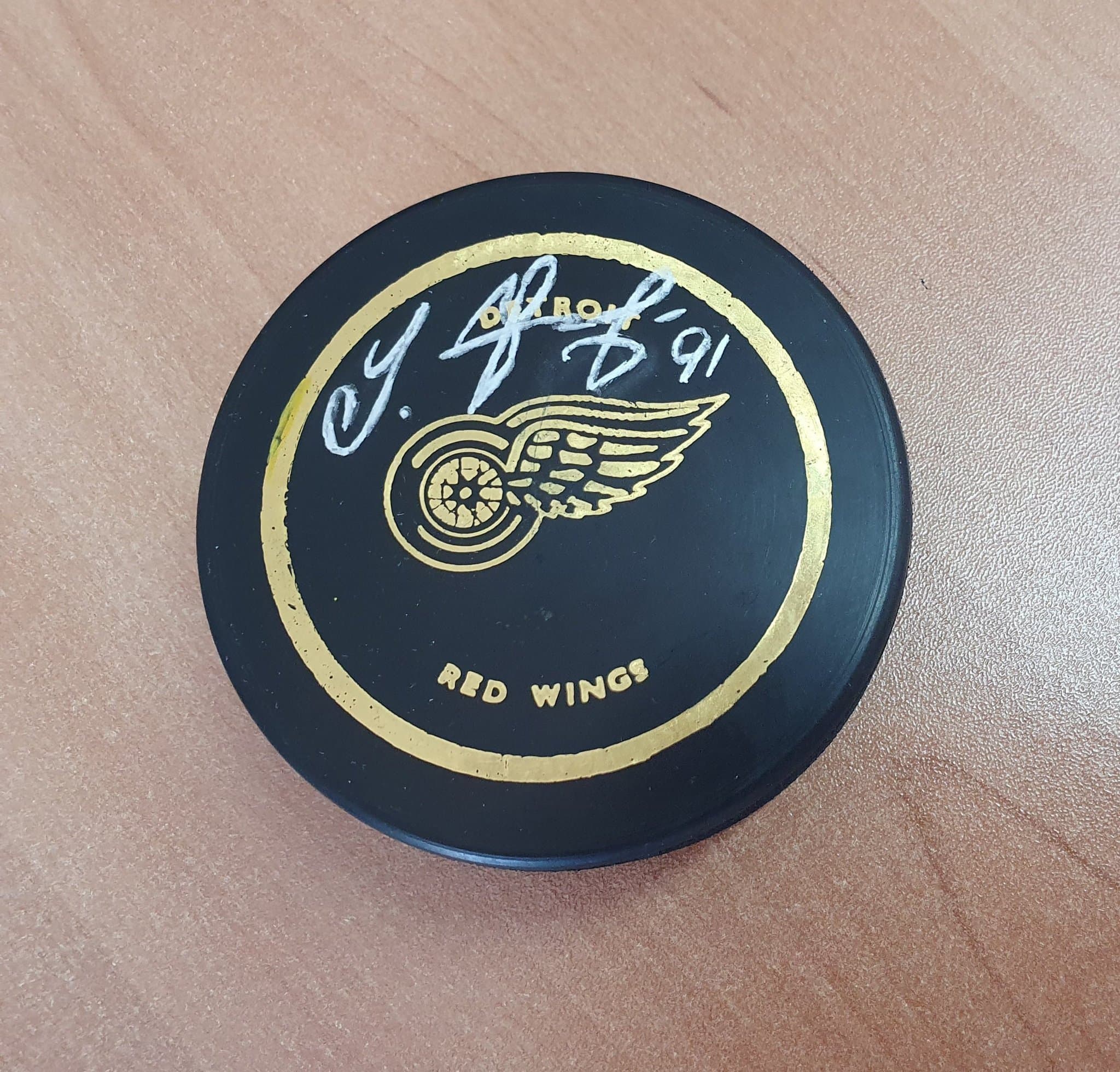 Ishockeypuck med autograf av Sergej Fedorov, made in Slovakia