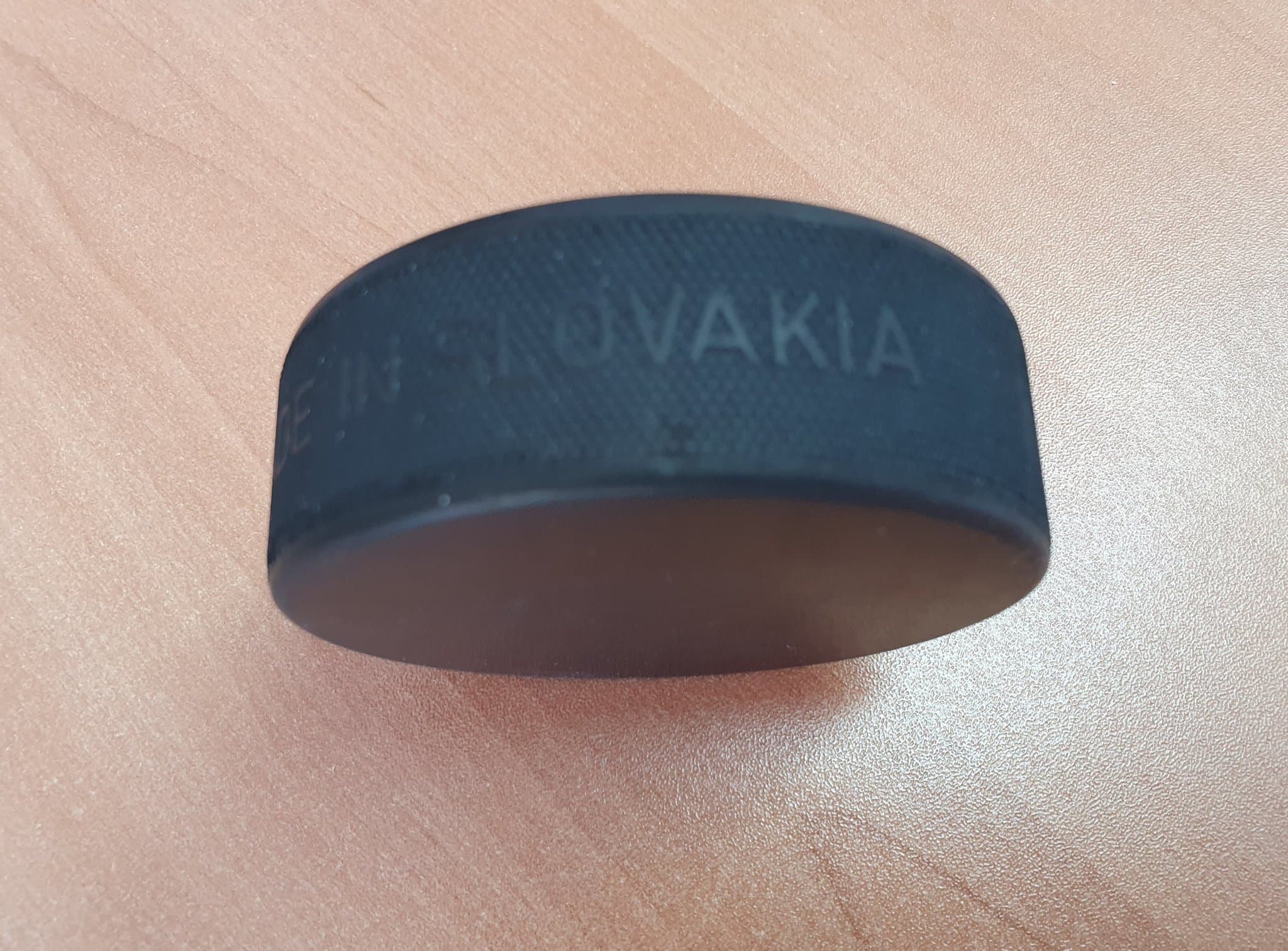 Ishockeypuck med autograf av Sergej Fedorov, made in Slovakia