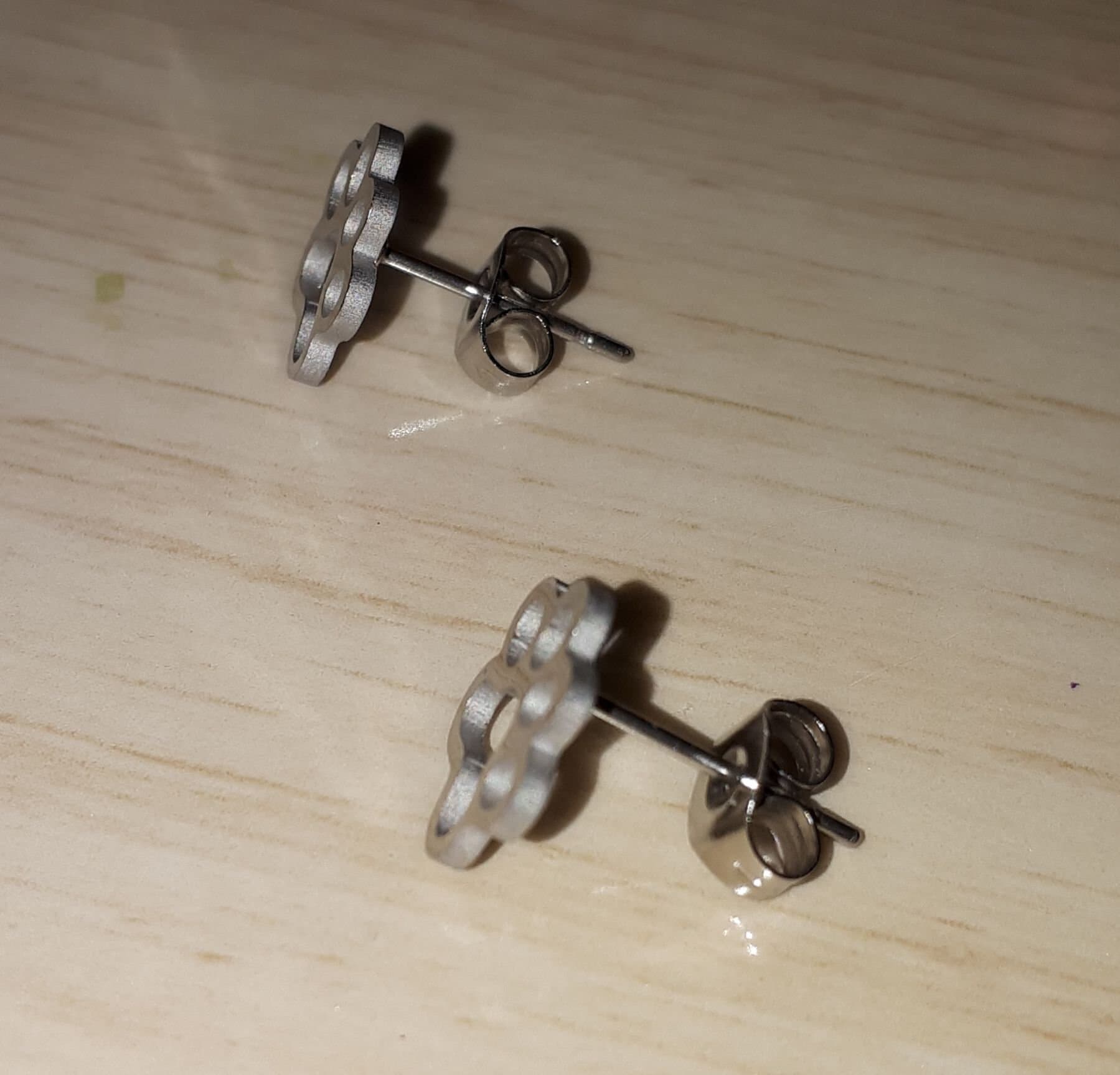 Örhängen / Tassar / Silverfärgade