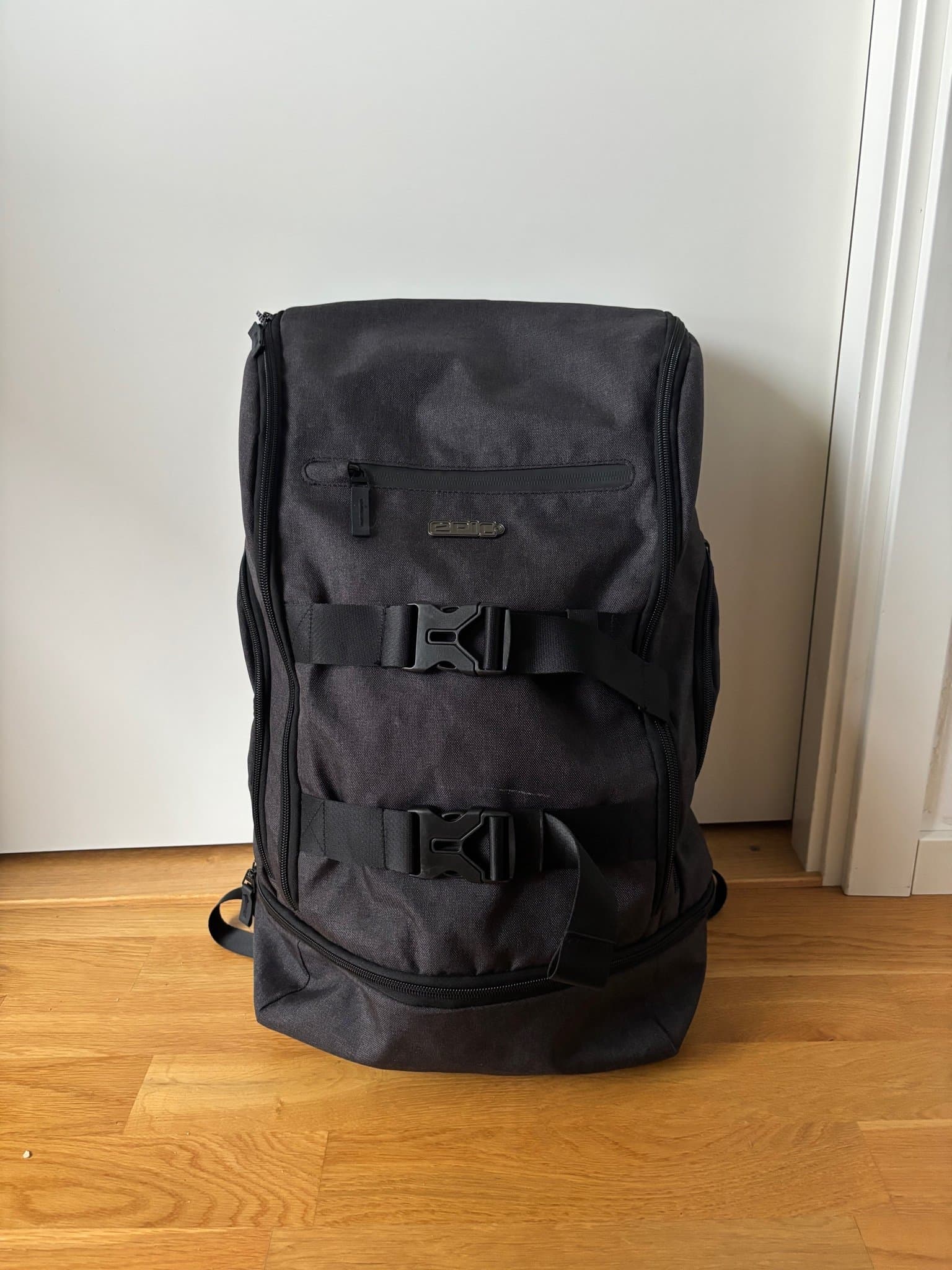 Epic Dynamik Daytripper Ryggsäck i mörk grå och Svart