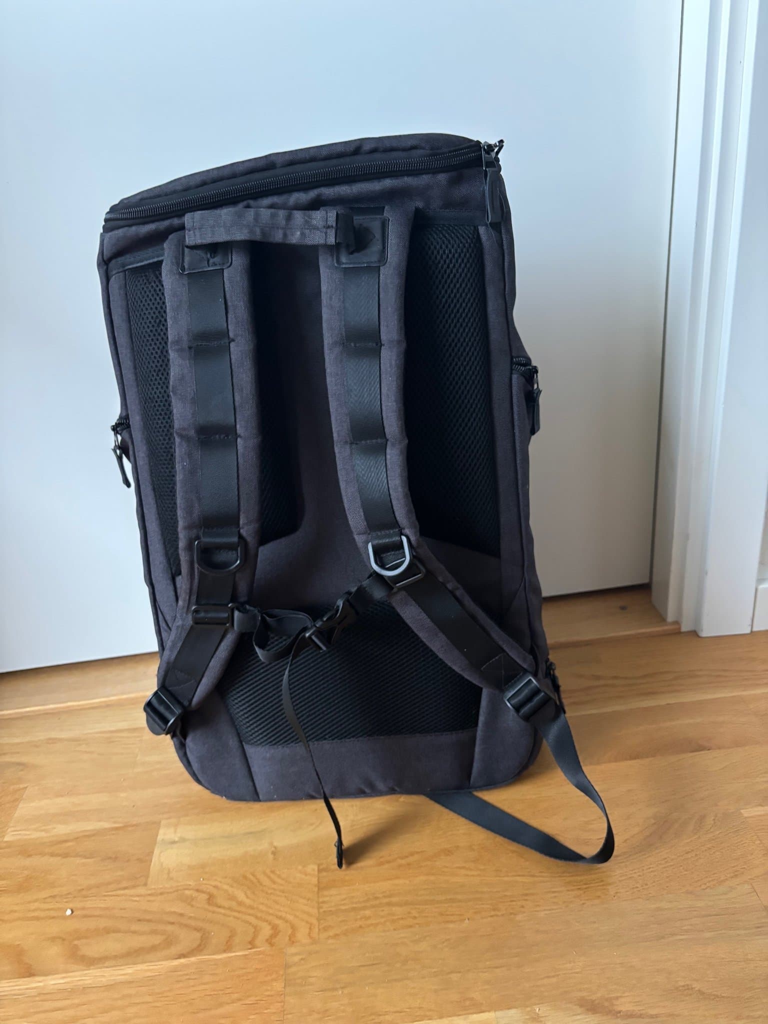 Epic Dynamik Daytripper Ryggsäck i mörk grå och Svart