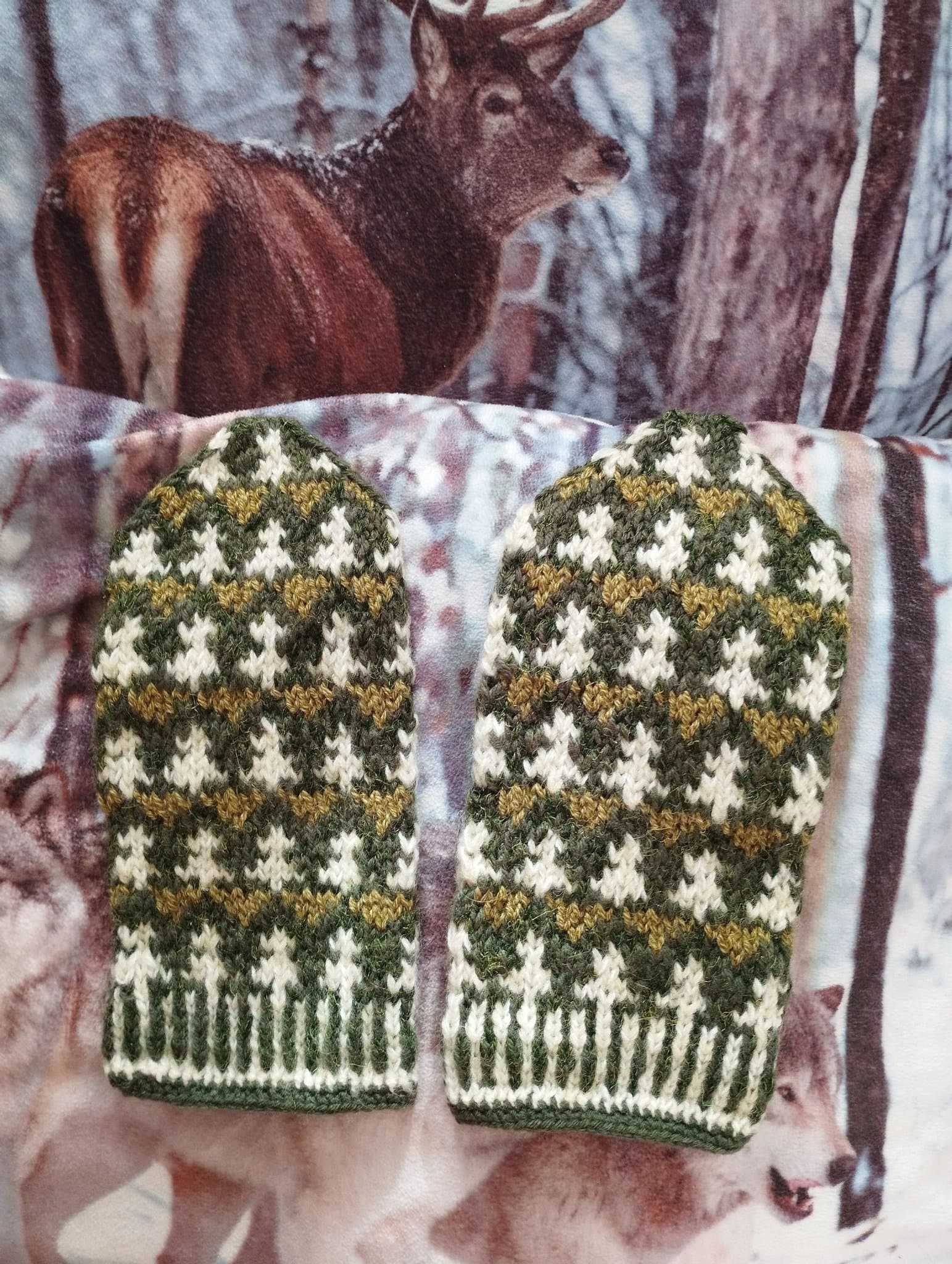 Handstickade grön/vita vantar i ullmix med skogs mönster