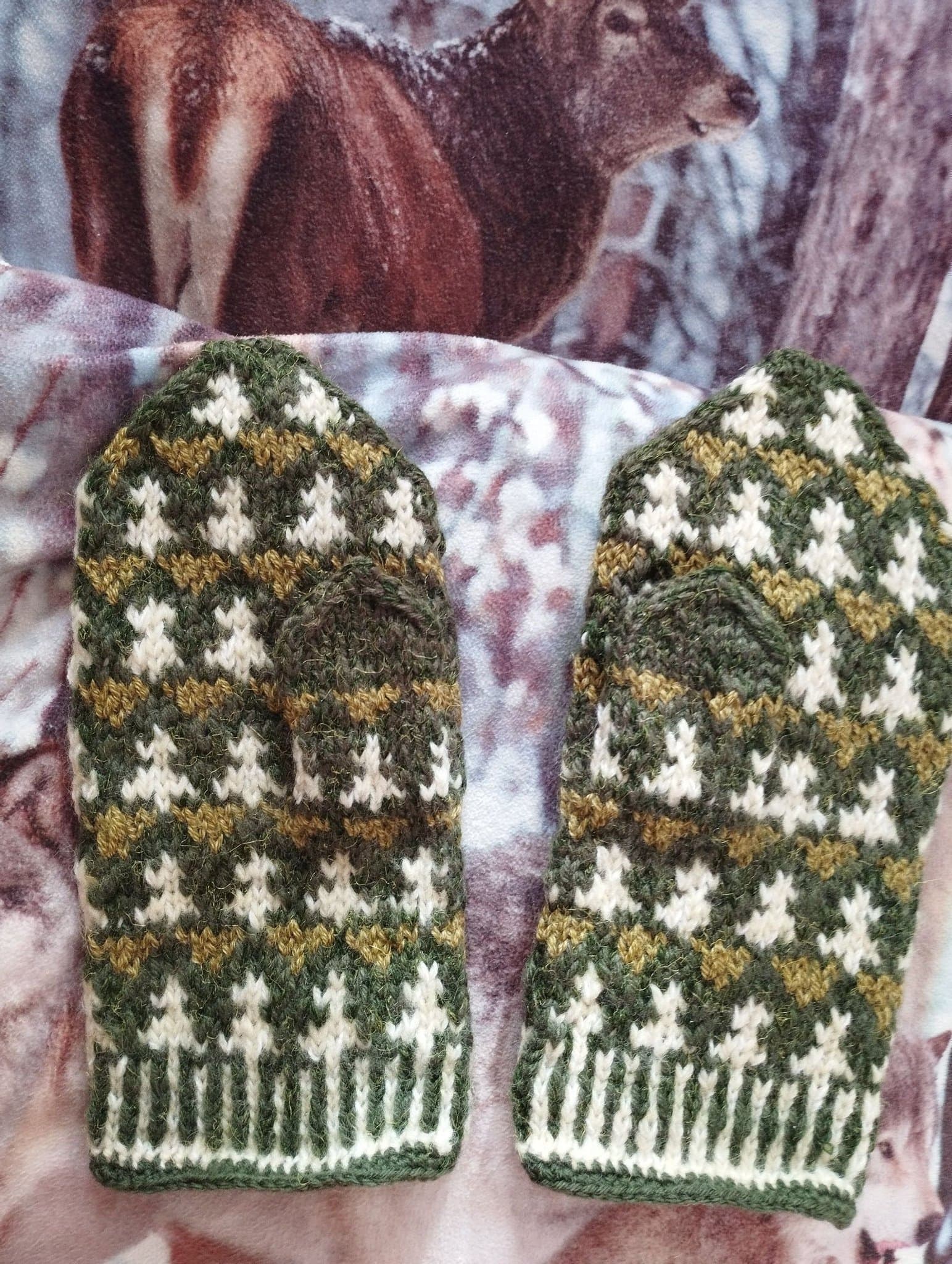 Handstickade grön/vita vantar i ullmix med skogs mönster
