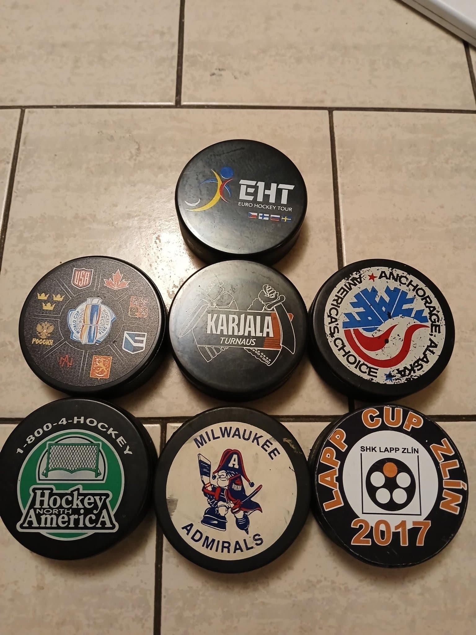 Samling av 7 hockeypuckar