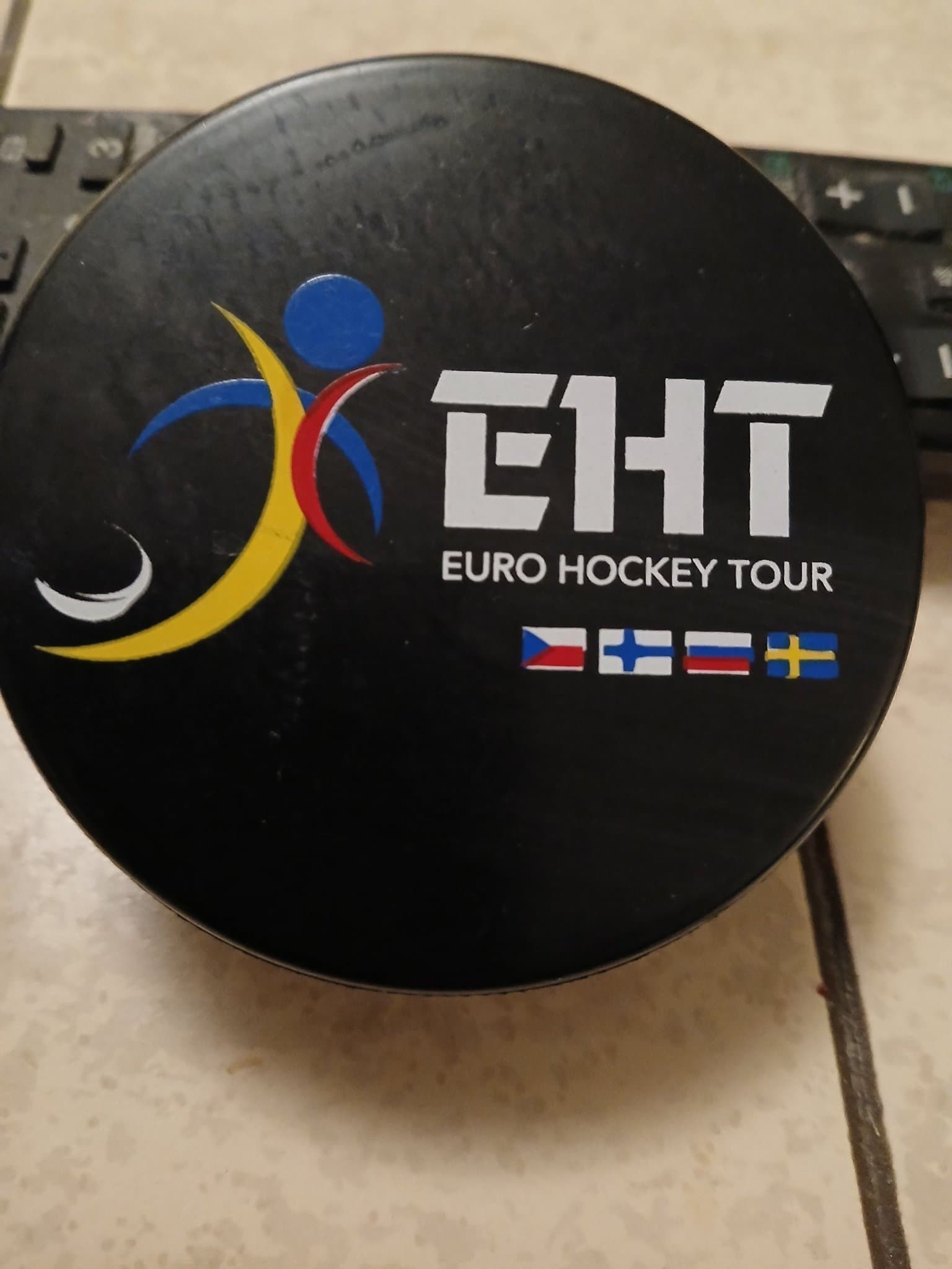 Samling av 7 hockeypuckar