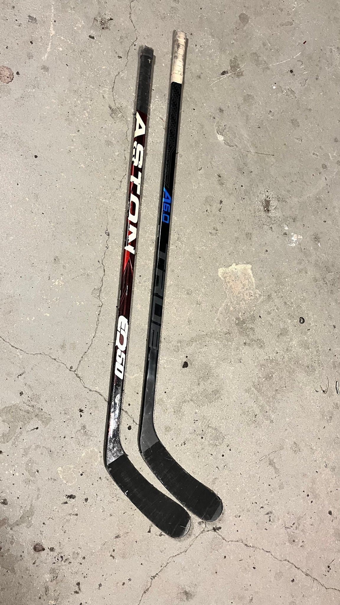 Två Hockeyklubbor - Easton EQ50 och True A6.0