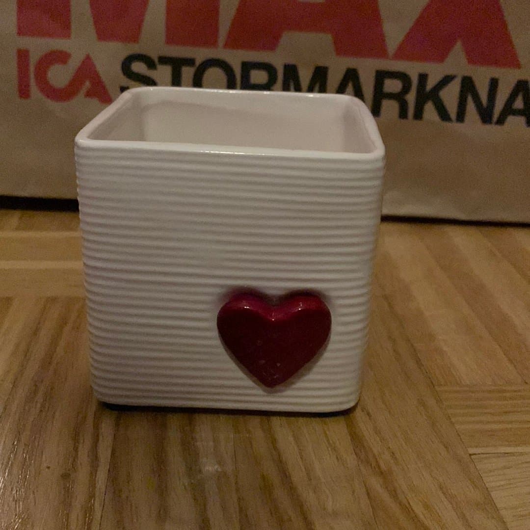 Vit kruka med rött hjärta